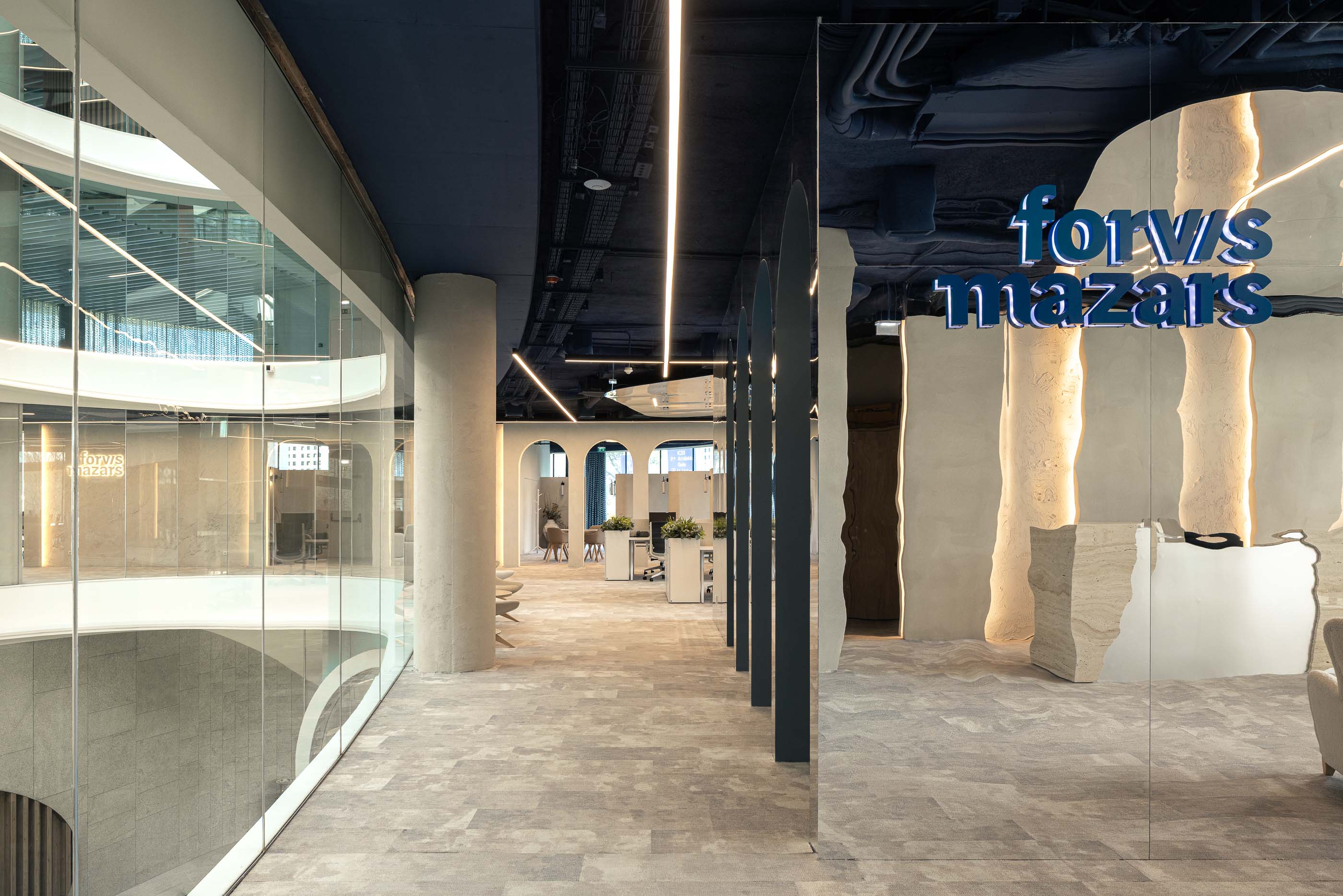 Recepção e Escritório: Vista geral do átrio com divisórias de vidro, alcatifa cinzenta e logótipo iluminado. — Oporto MAZARS offices arquitetura GRAU.ZERO Arquitectura em Porto