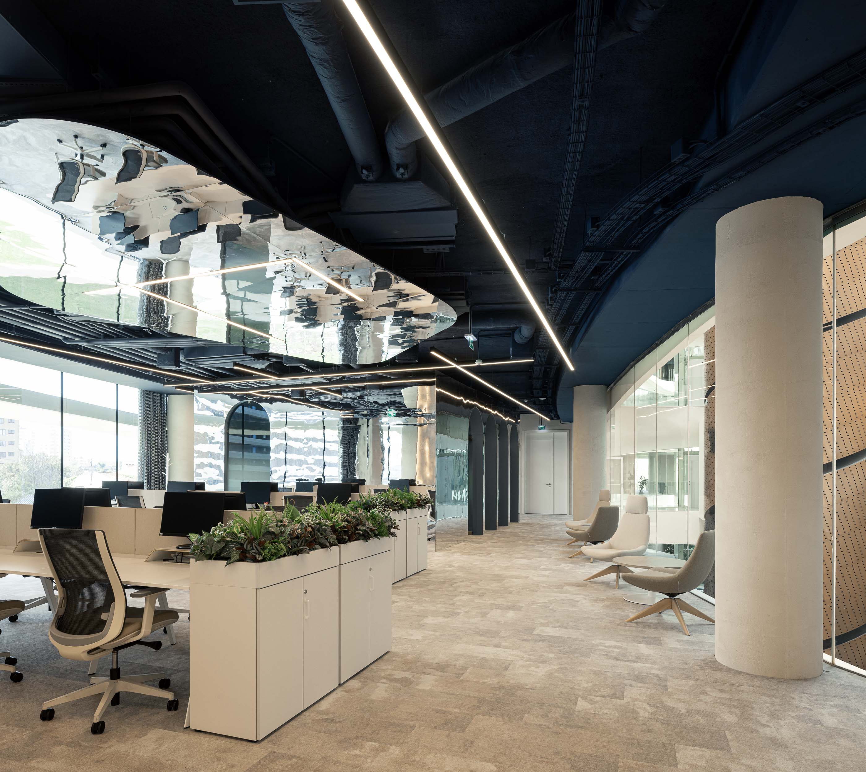 Escritório: Open space com secretárias brancas, plantas e teto espelhado com iluminação linear. — Oporto MAZARS offices arquitetura GRAU.ZERO Arquitectura em Porto