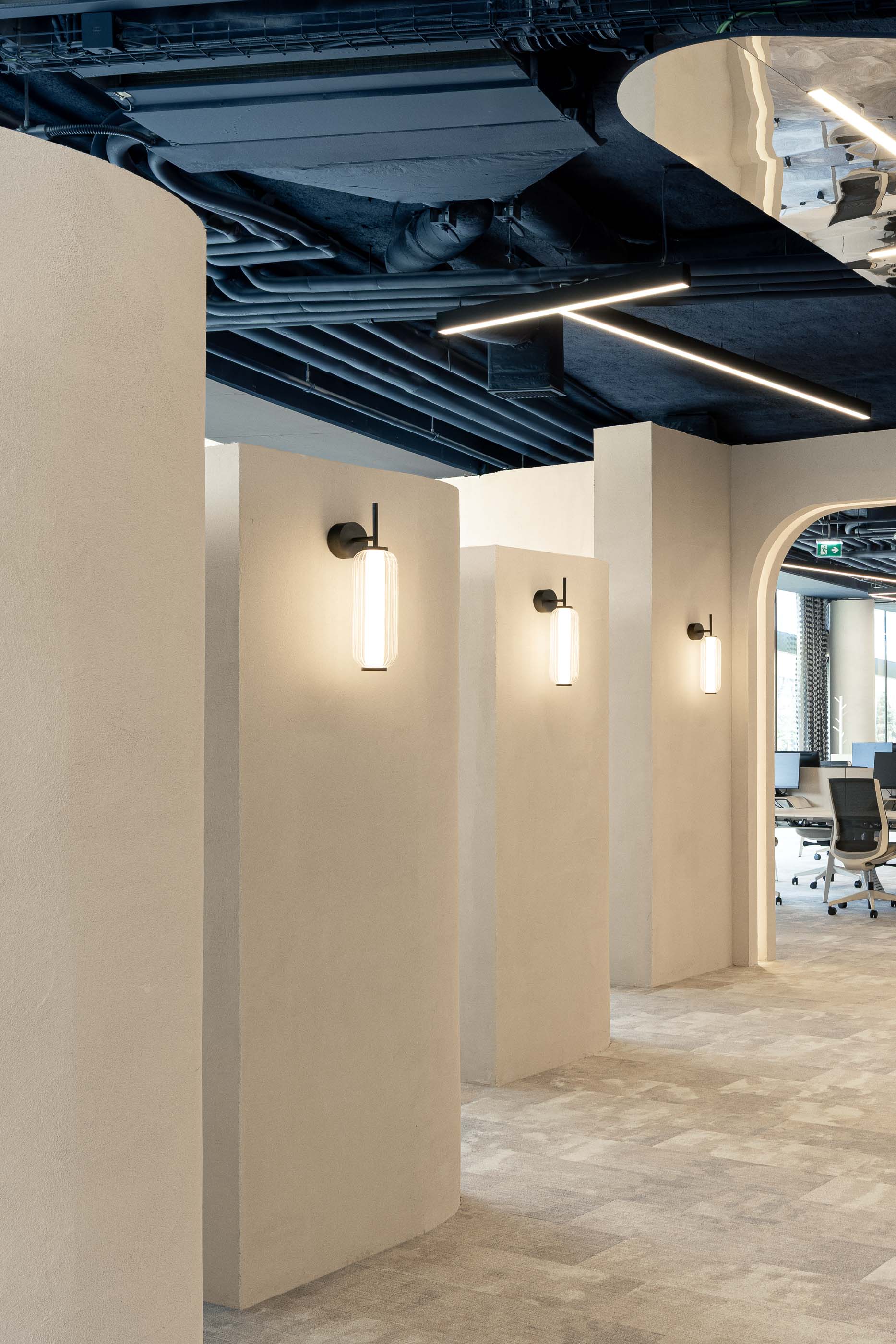 Corredor: Paredes texturadas brancas com iluminação vertical e alcatifa cinzenta. — Oporto MAZARS offices arquitetura GRAU.ZERO Arquitectura em Porto