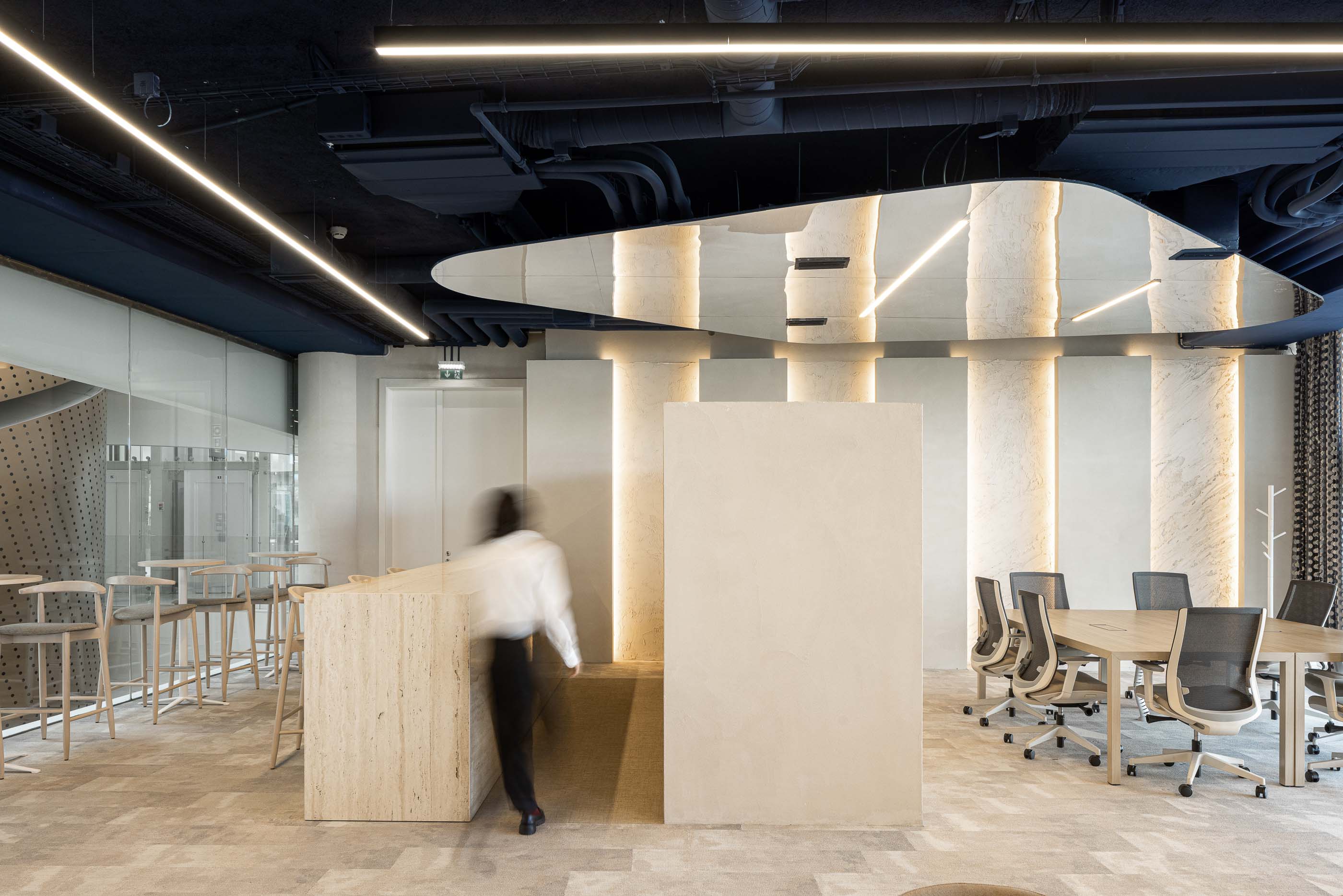 Escritório: Copa com balcão em travertino, sala de reuniões e zona de trabalho em open space. — Oporto MAZARS offices arquitetura GRAU.ZERO Arquitectura em Porto