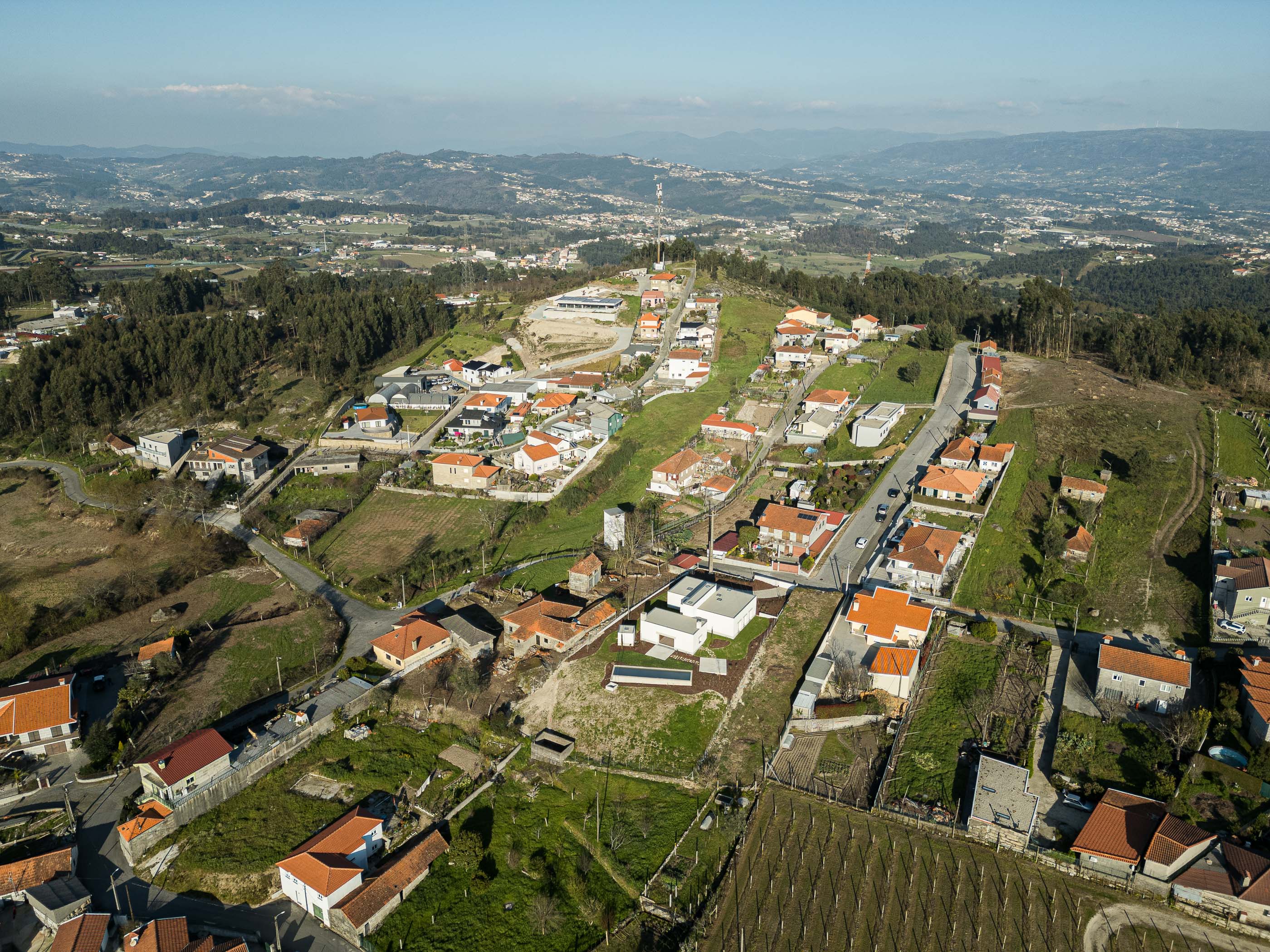 Exterior: Vista aérea da casa e da aldeia, mostrando a sua localização na paisagem rural. — Pedrantil House arquitetura Helder da Rocha Arquitectos em Penafiel