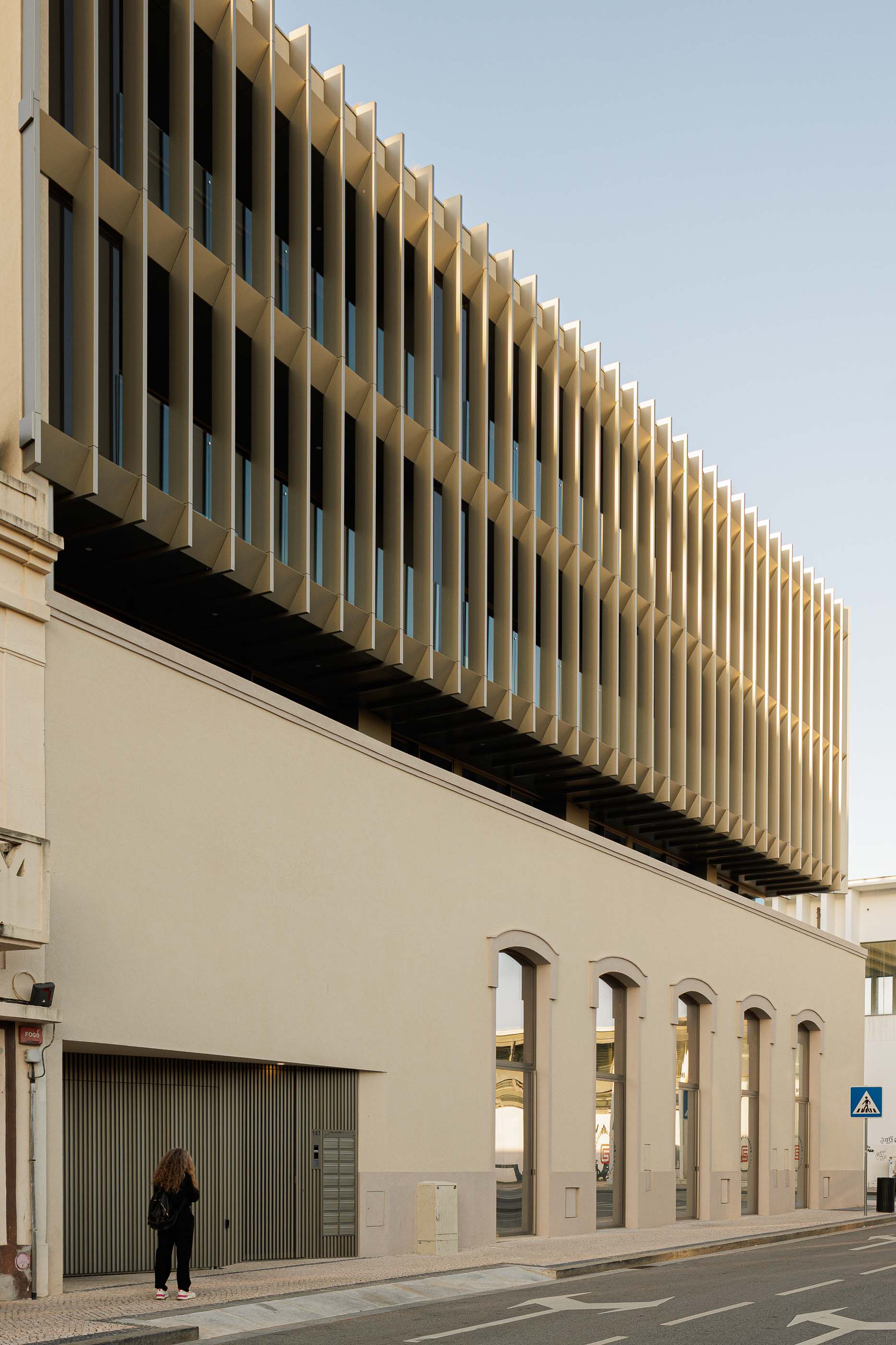 Exterior do Edifício Estação à noite, com iluminação destacando a fachada antiga e a estrutura moderna. — Edifício Estação arquitetura Sónia Cruz Arquitectura em Aveiro