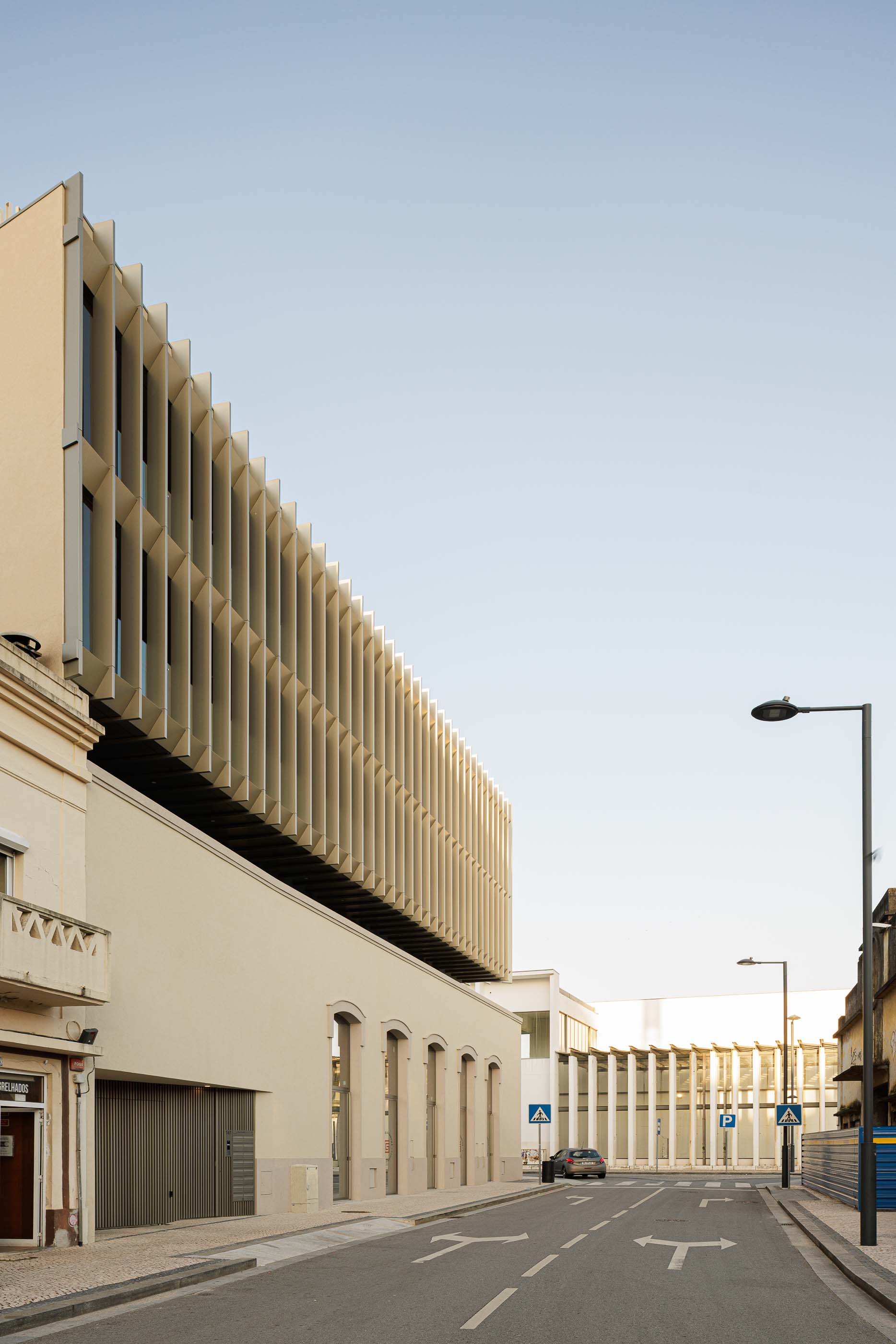 Detalhe da fachada do Edifício Estação à noite, com a iluminação a realçar a arquitetura. — Edifício Estação arquitetura Sónia Cruz Arquitectura em Aveiro