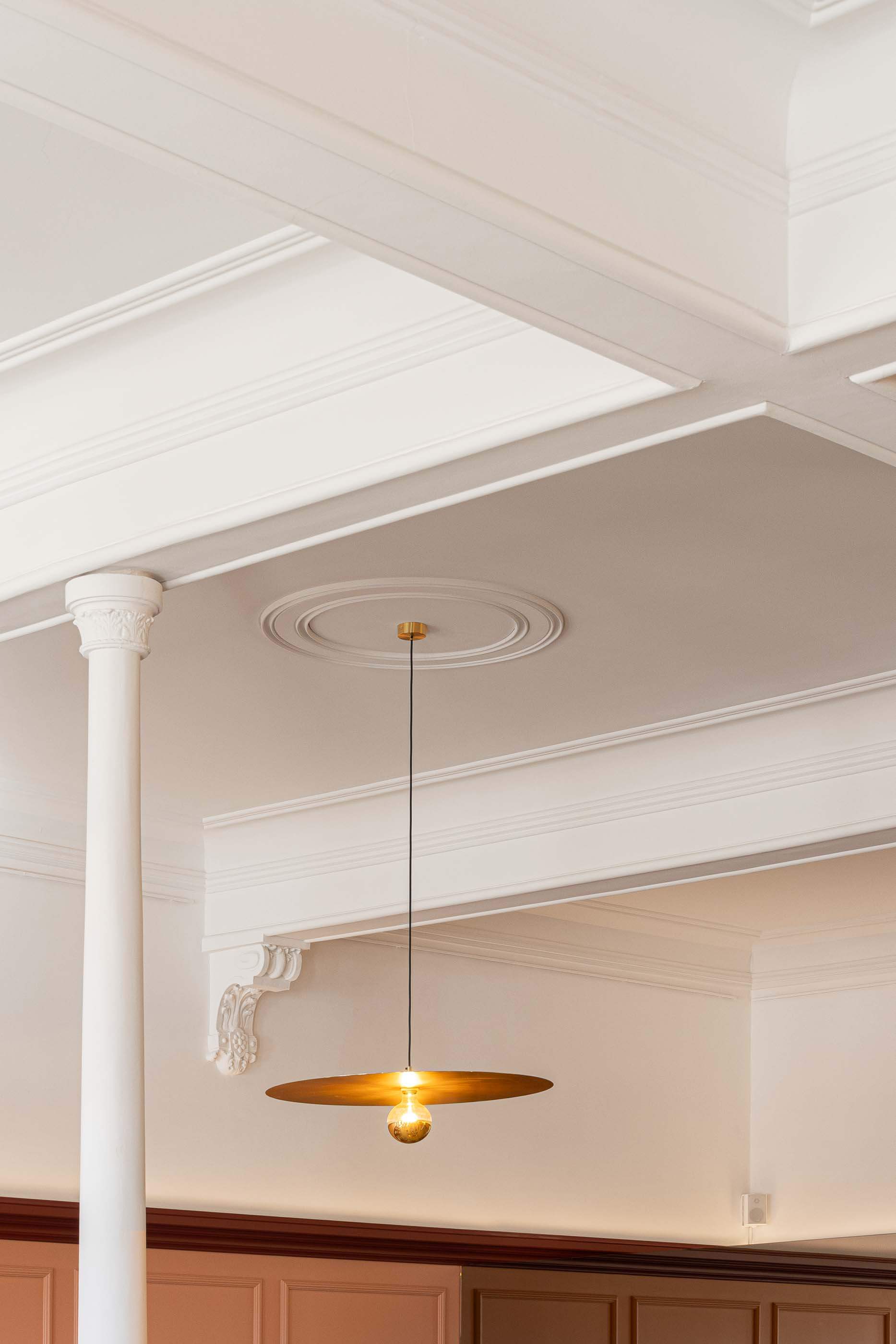 Restaurante: Detalhe do teto com molduras clássicas, coluna branca com capitel e candeeiro suspenso dourado. — Restaurante Concerto arquitetura MiMool Arquitectura & Interiores em vila do conde