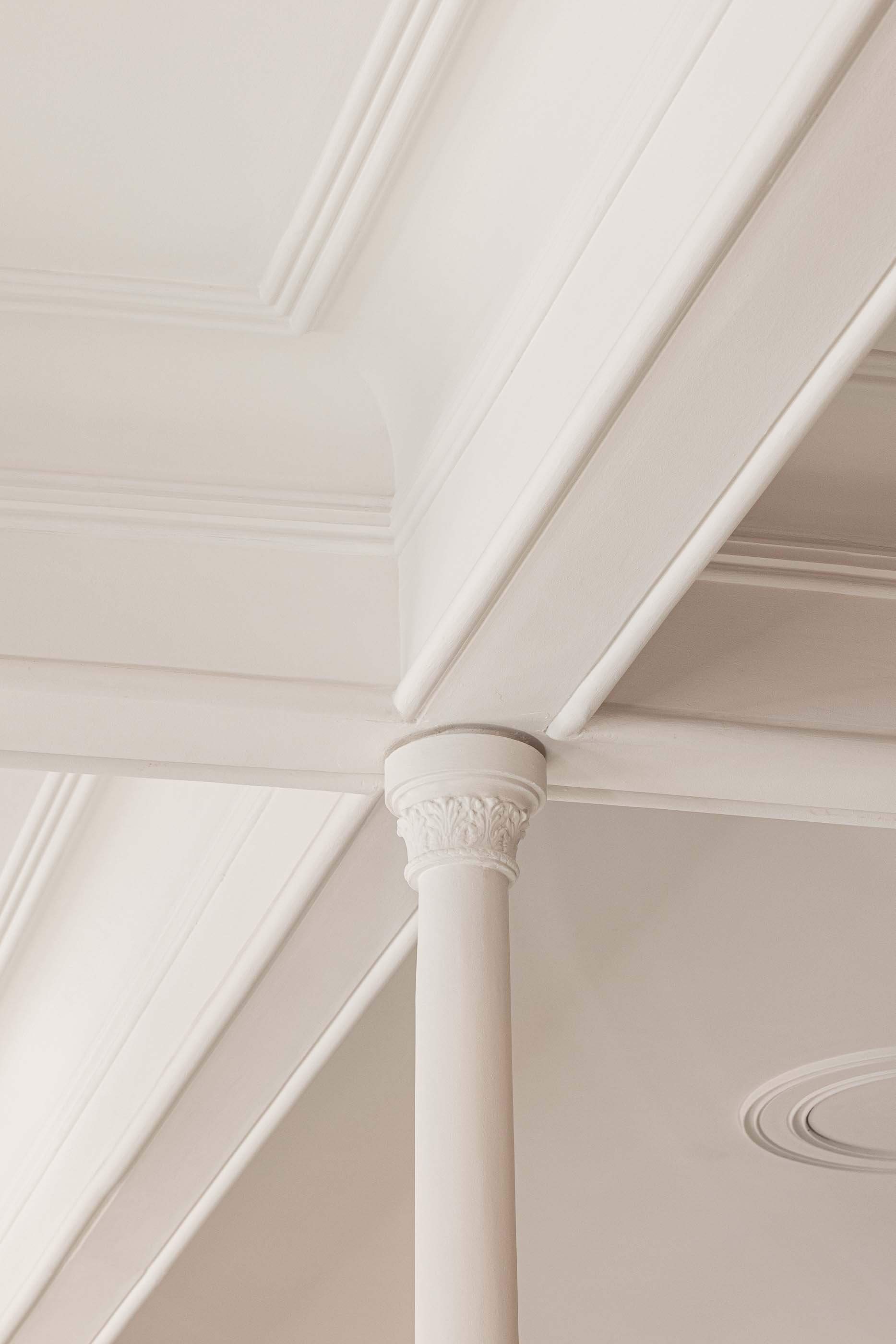 Restaurante: Pormenor do teto com colunas clássicas brancas e molduras decorativas intrincadas. — Restaurante Concerto arquitetura MiMool Arquitectura & Interiores em vila do conde