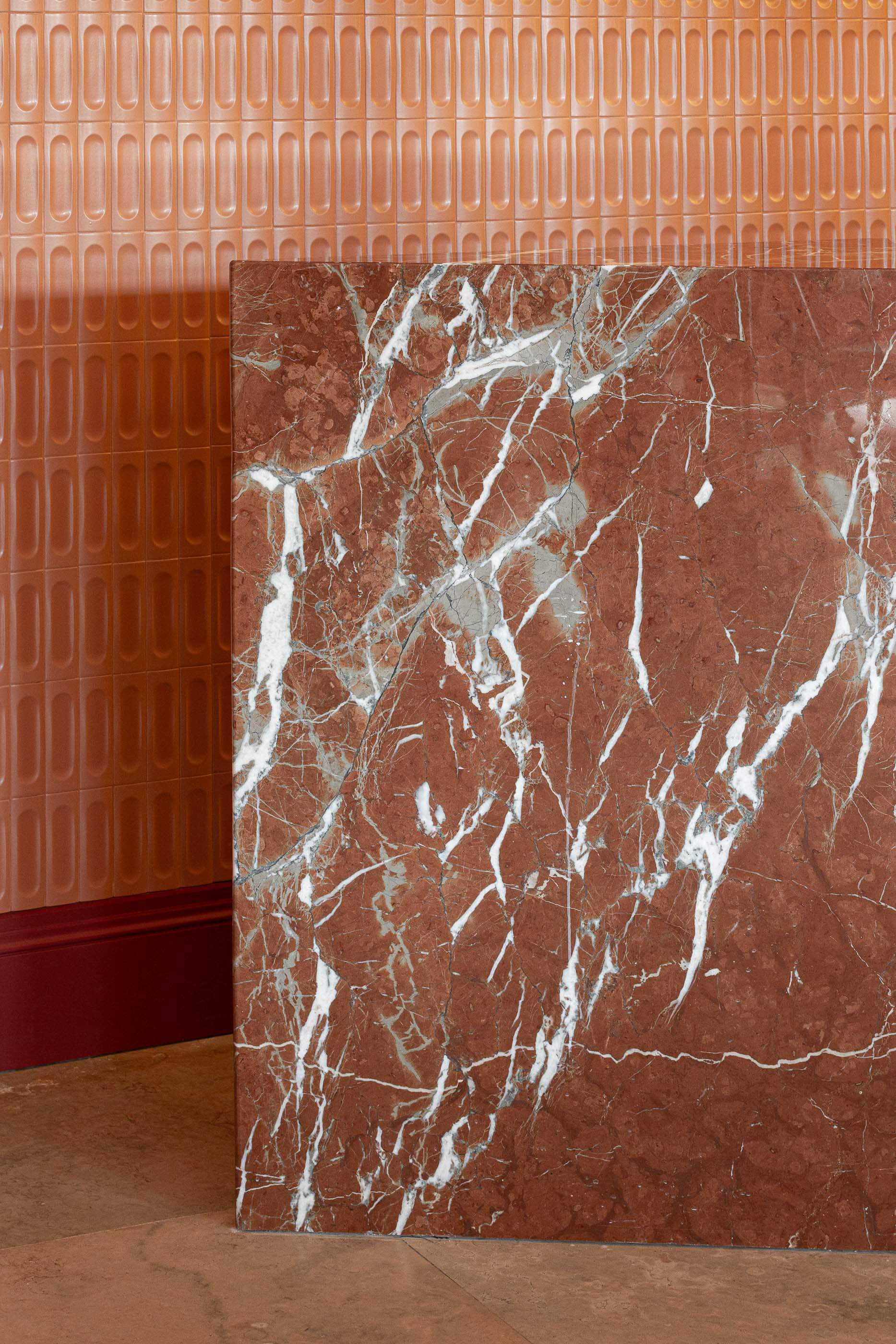 Restaurante: Detalhe do balcão de mármore, parede texturada e porta de acesso ao interior. — Restaurante Concerto arquitetura MiMool Arquitectura & Interiores em vila do conde