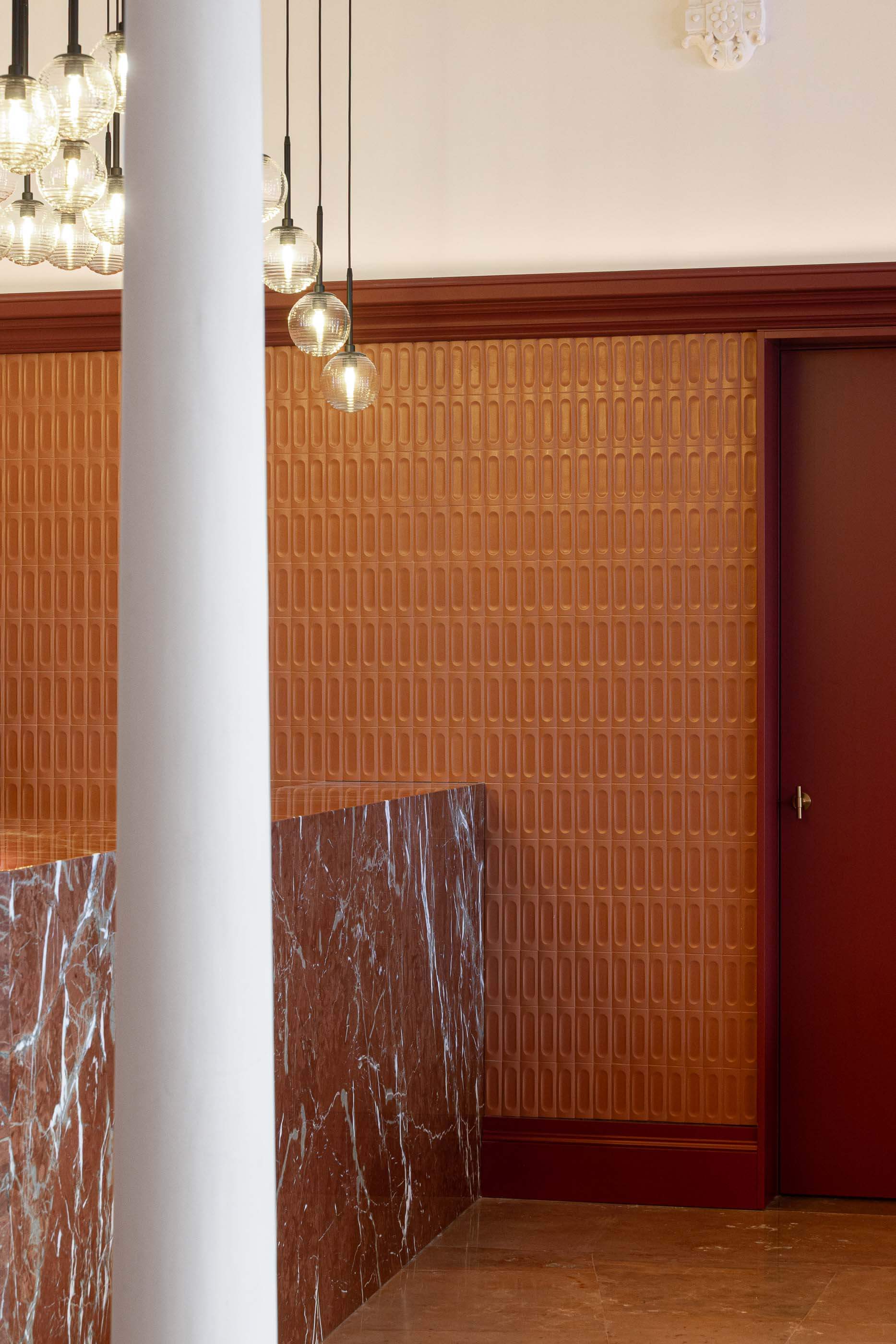 Restaurante: Pormenor da parede com revestimento texturado e balcão de mármore com veios brancos. — Restaurante Concerto arquitetura MiMool Arquitectura & Interiores em vila do conde