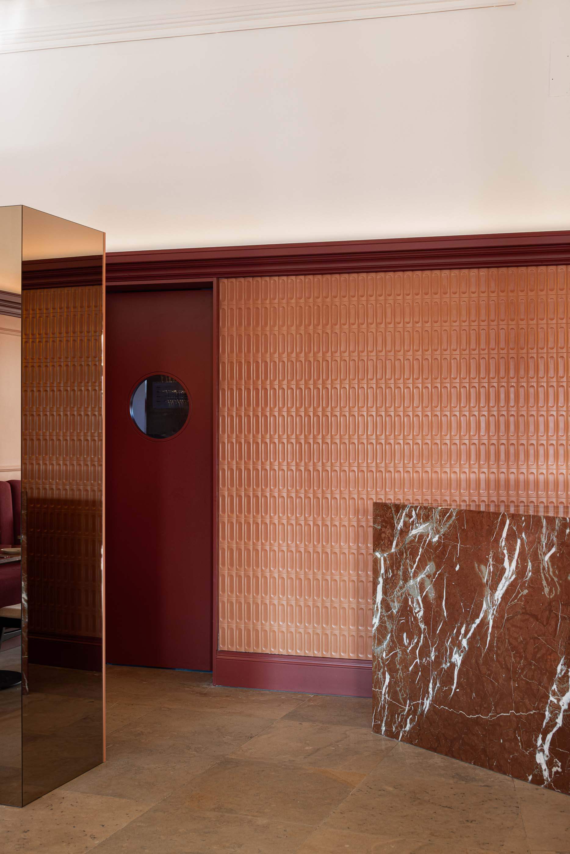 Restaurante: Detalhe do bar com balcão de mármore, parede texturada e porta de acesso ao interior. — Restaurante Concerto arquitetura MiMool Arquitectura & Interiores em vila do conde