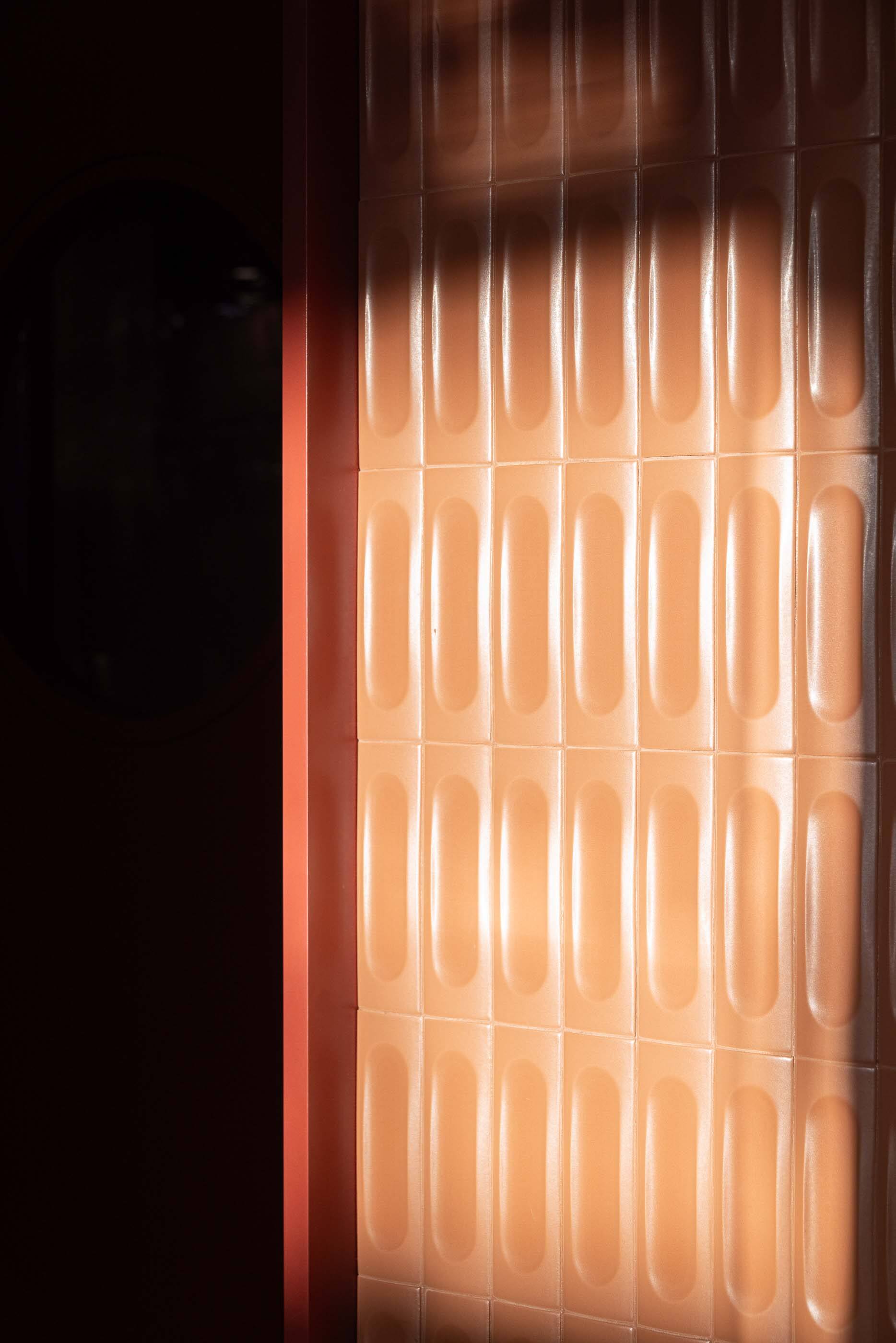 Restaurante: Pormenor da parede com revestimento texturado e porta de acesso ao interior. — Restaurante Concerto arquitetura MiMool Arquitectura & Interiores em vila do conde