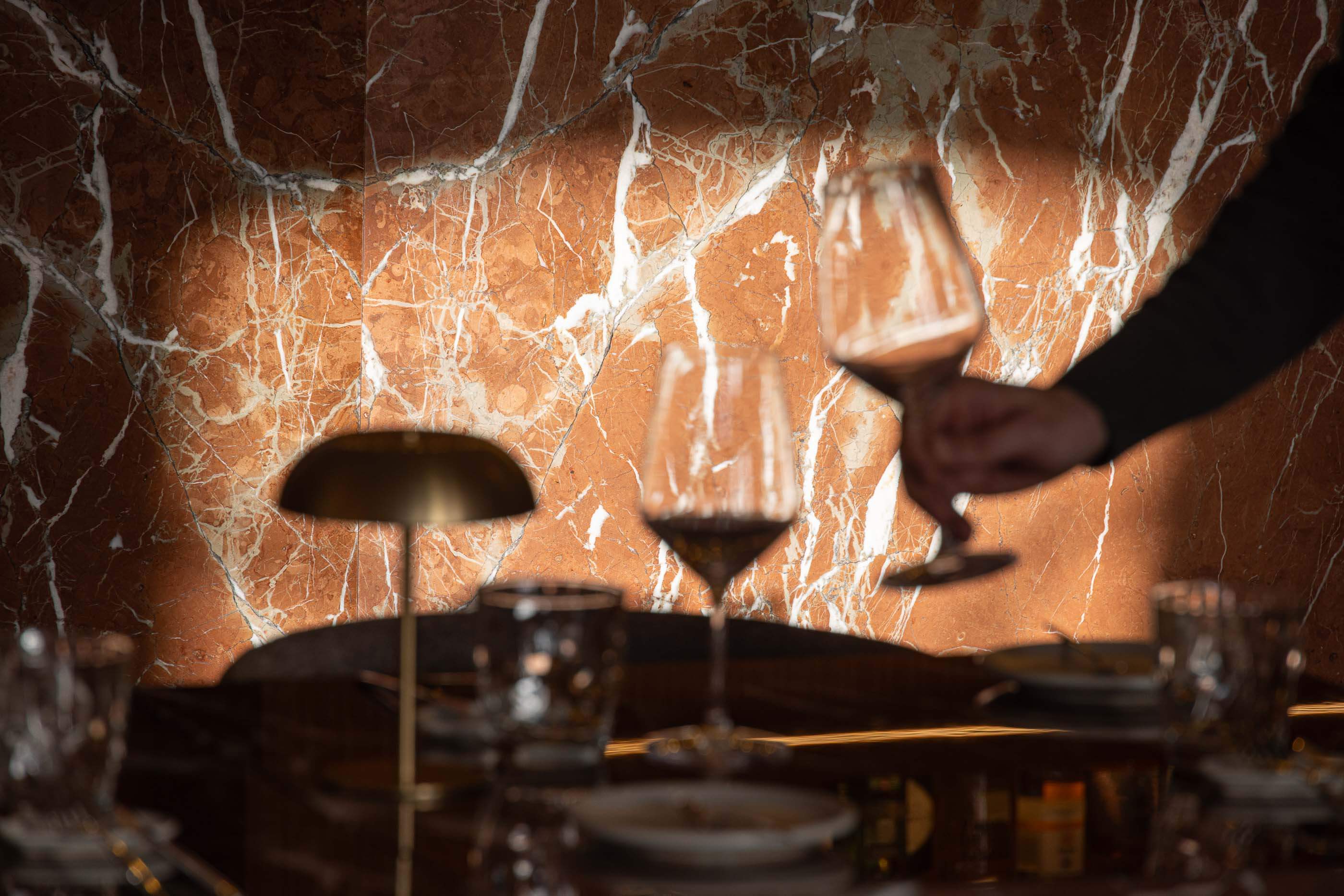 Restaurante: Detalhe do balcão de mármore com veios brancos e iluminação ambiente. — Restaurante Concerto arquitetura MiMool Arquitectura & Interiores em vila do conde