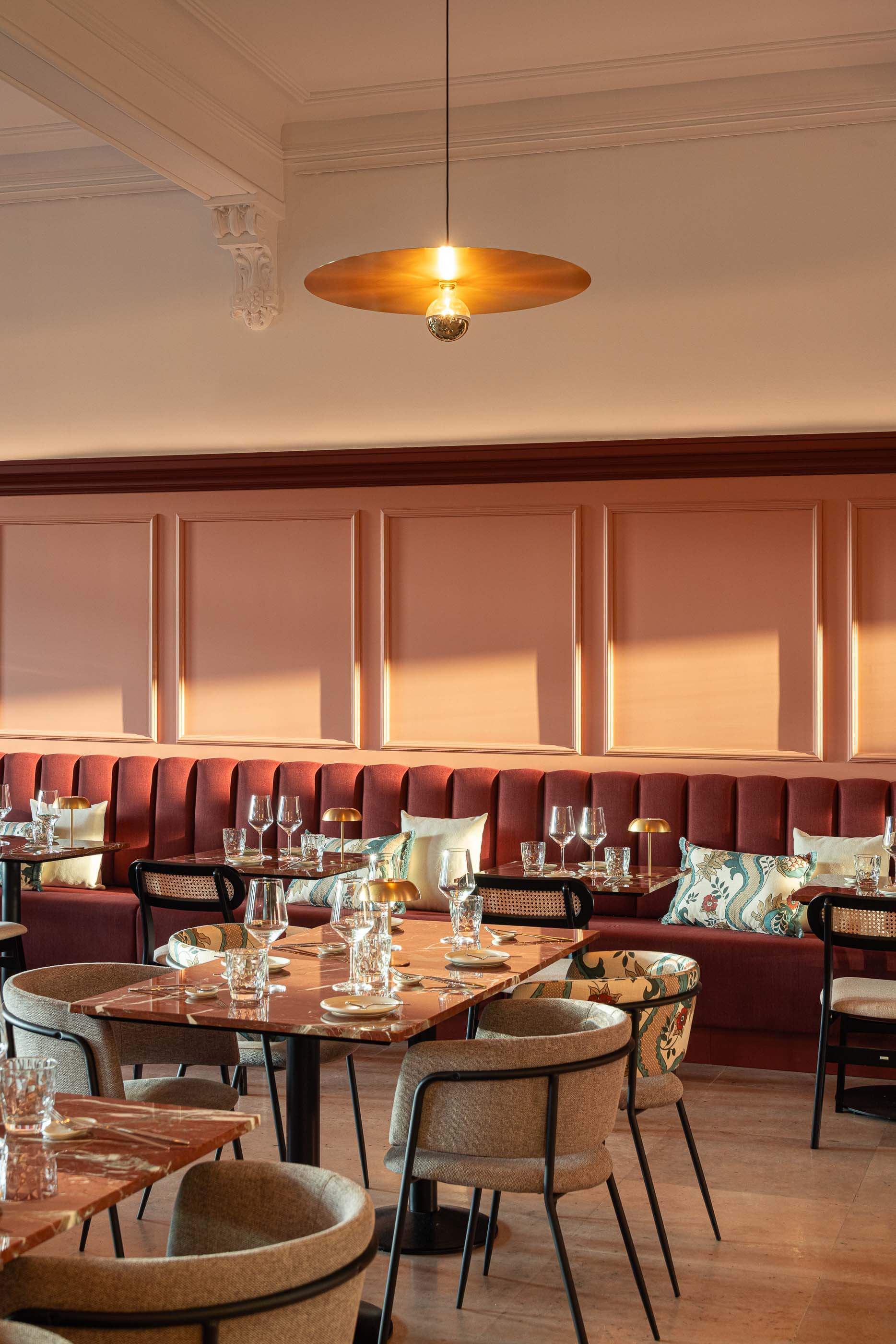 Restaurante: Salão com mesas de mármore, cadeiras, bancos almofadados cor-de-vinho e iluminação dourada. — Restaurante Concerto arquitetura MiMool Arquitectura & Interiores em vila do conde