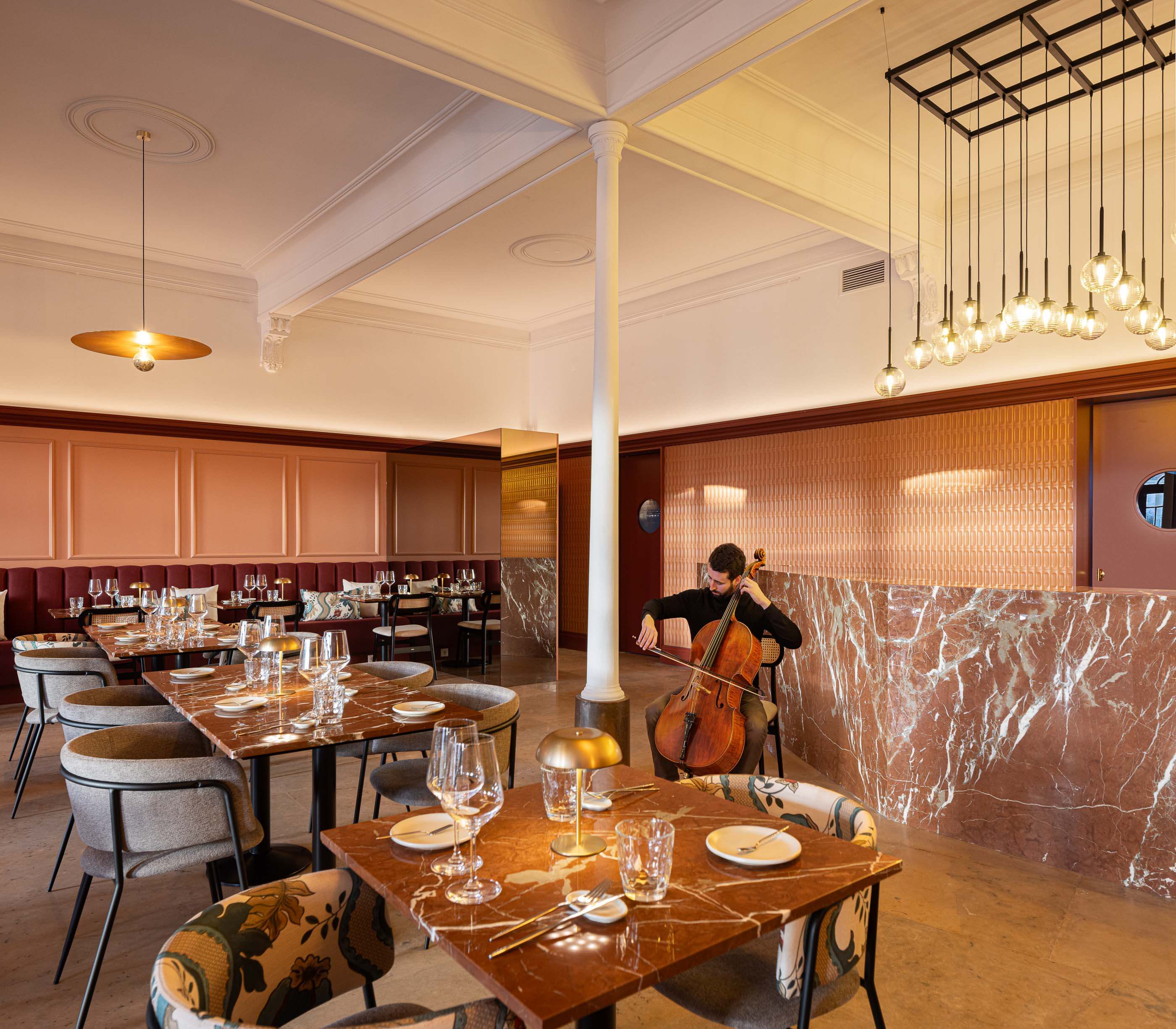 Restaurante: Salão com mesas de mármore, cadeiras, balcão de mármore e músico a tocar violoncelo. — Restaurante Concerto arquitetura MiMool Arquitectura & Interiores em vila do conde