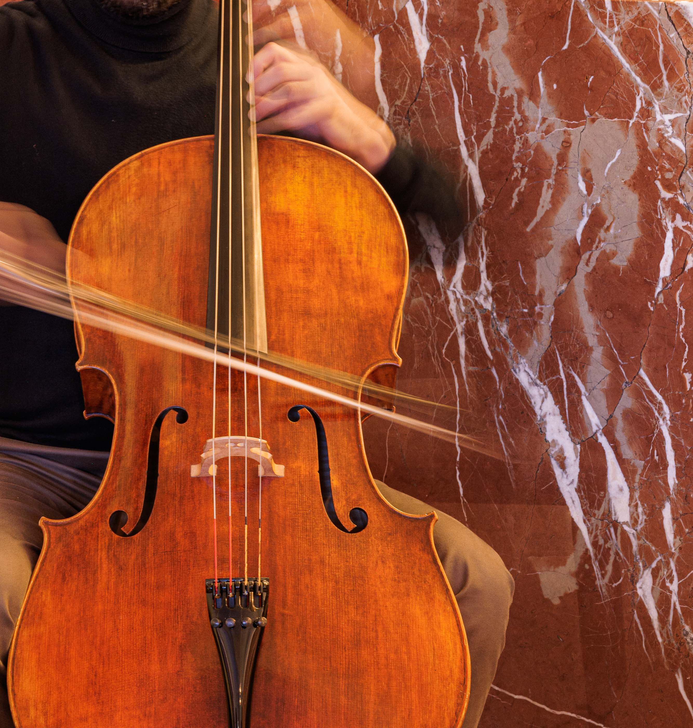 Restaurante: Detalhe de um violoncelo em frente a um balcão de mármore. — Restaurante Concerto arquitetura MiMool Arquitectura & Interiores em vila do conde