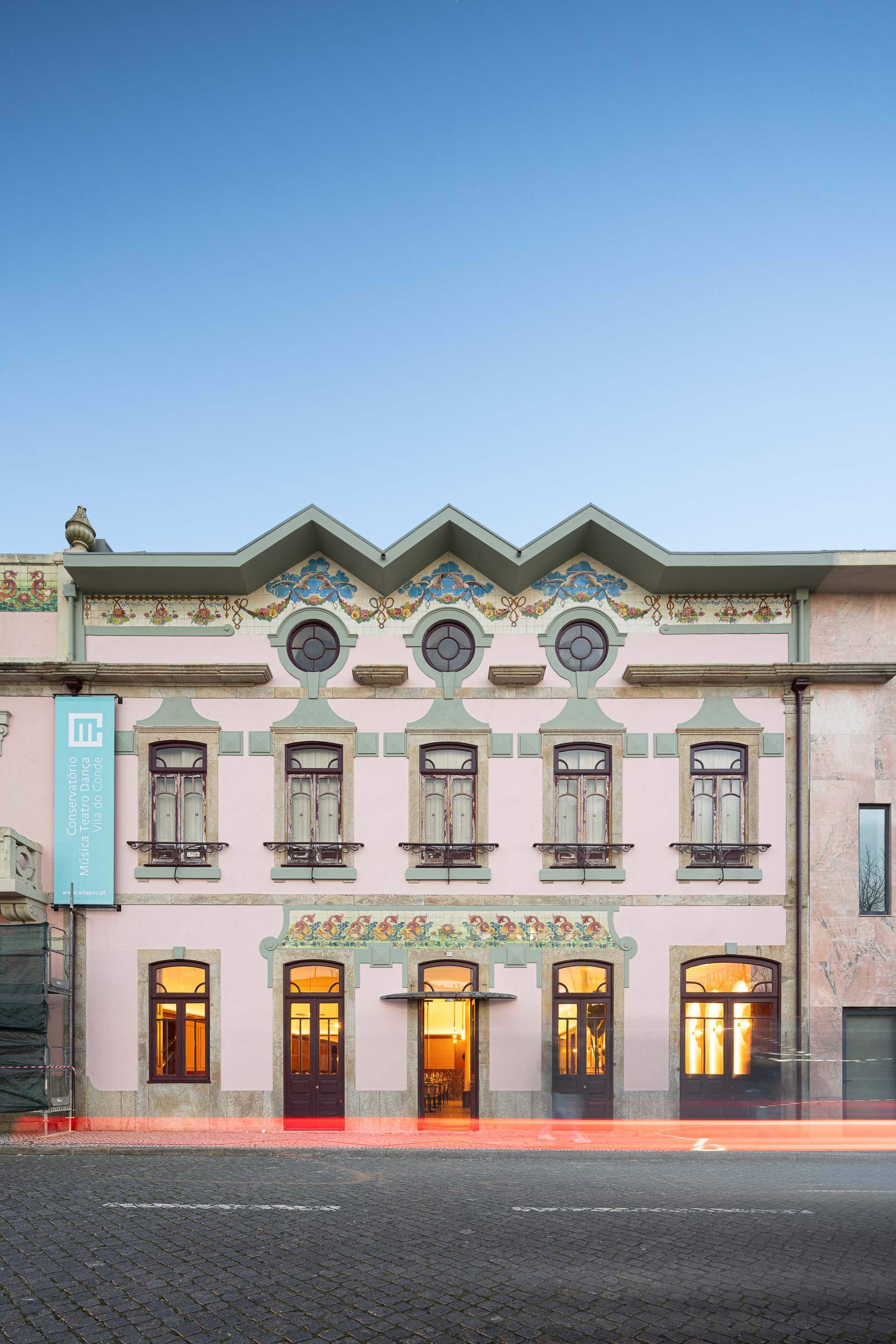 Fachada: Edifício histórico restaurado com fachada rosa, janelas emolduradas e detalhes decorativos. — Restaurante Concerto arquitetura MiMool Arquitectura & Interiores em vila do conde