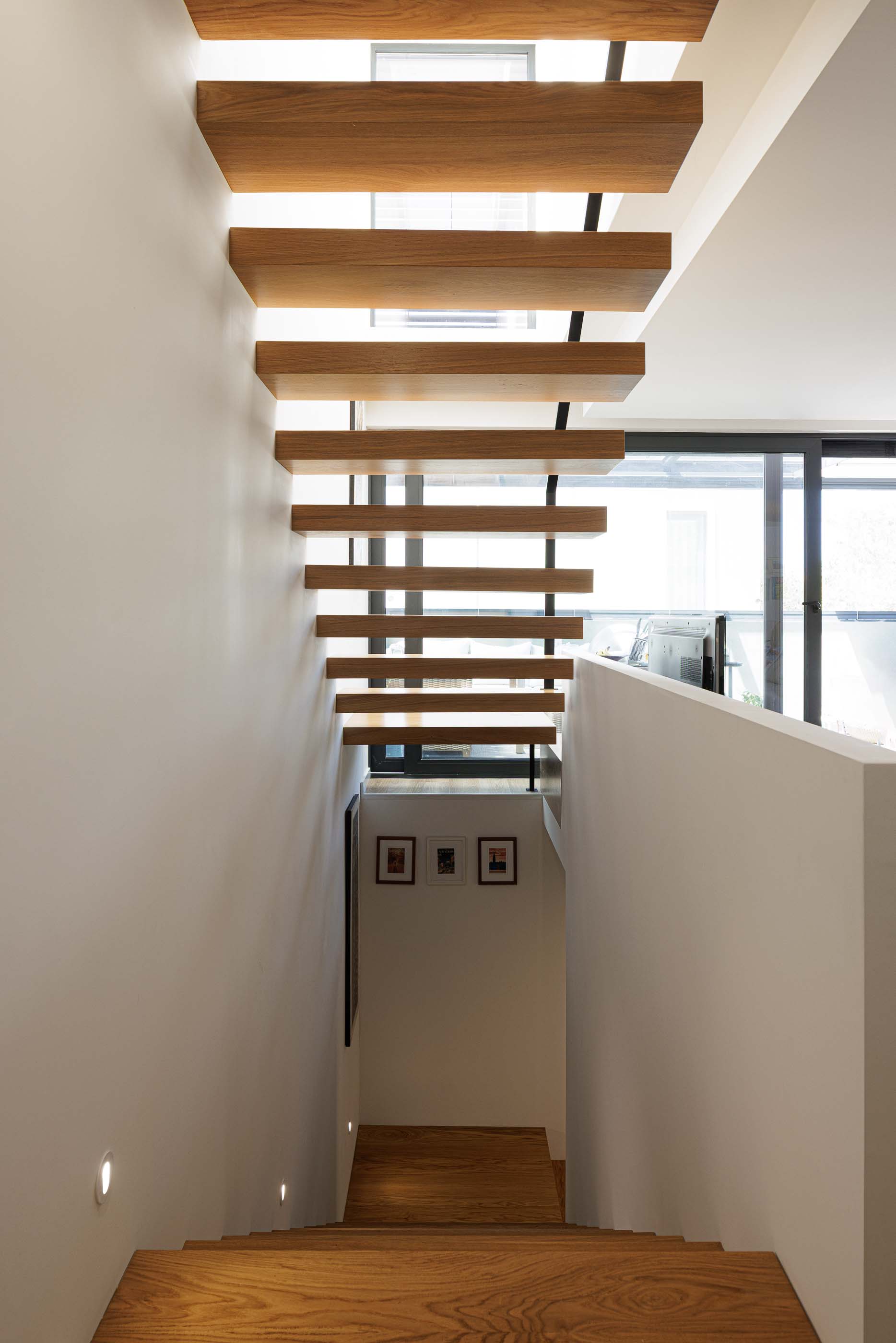 Escadas: Escadas flutuantes em madeira com estrutura metálica preta. Design moderno e minimalista. — Casa Pi arquitetura ArquitectosRT em Porto