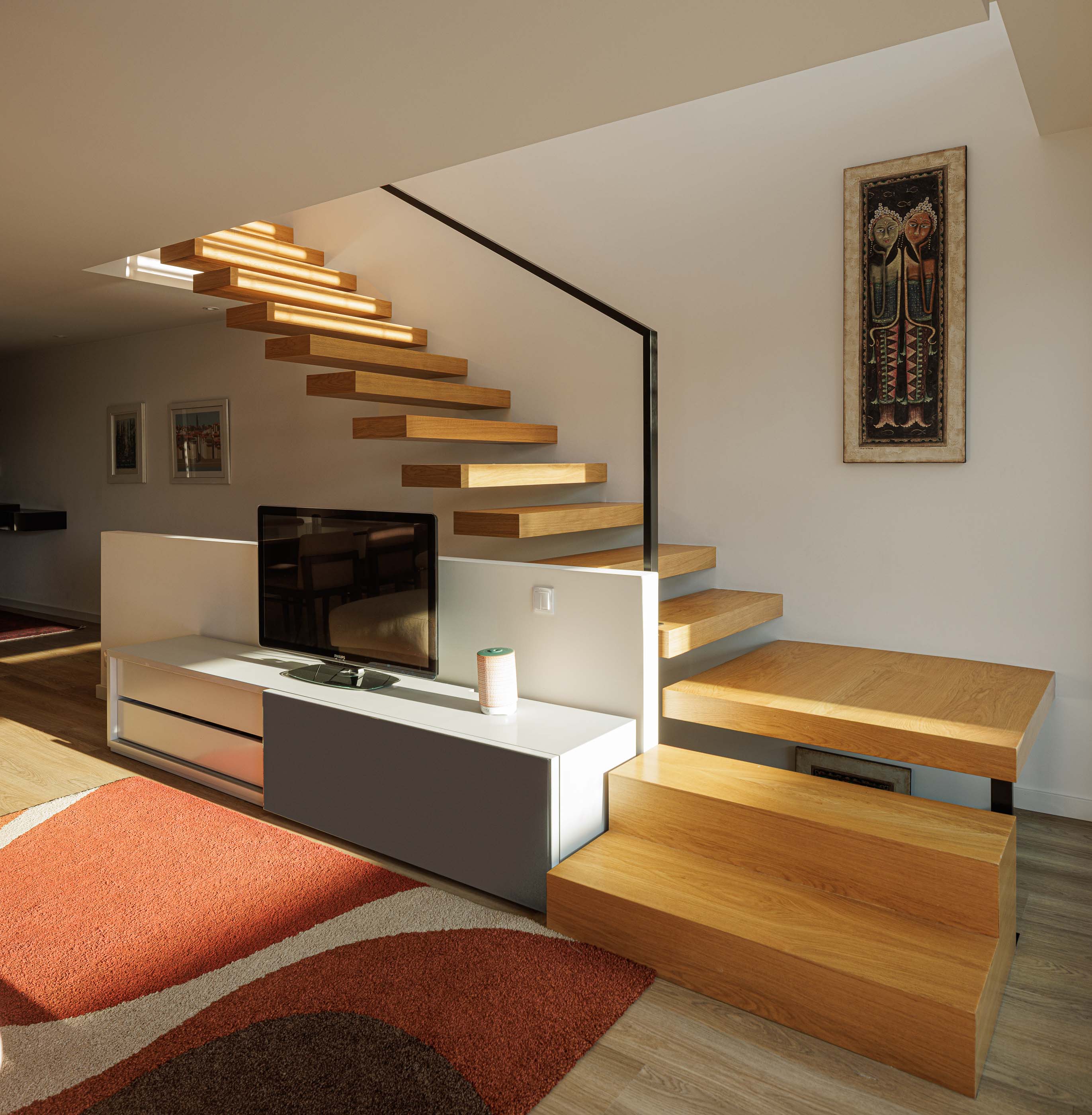 Escadas: Escadas flutuantes em madeira com alcatifa e móvel de televisão. Design contemporâneo. — Casa Pi arquitetura ArquitectosRT em Porto