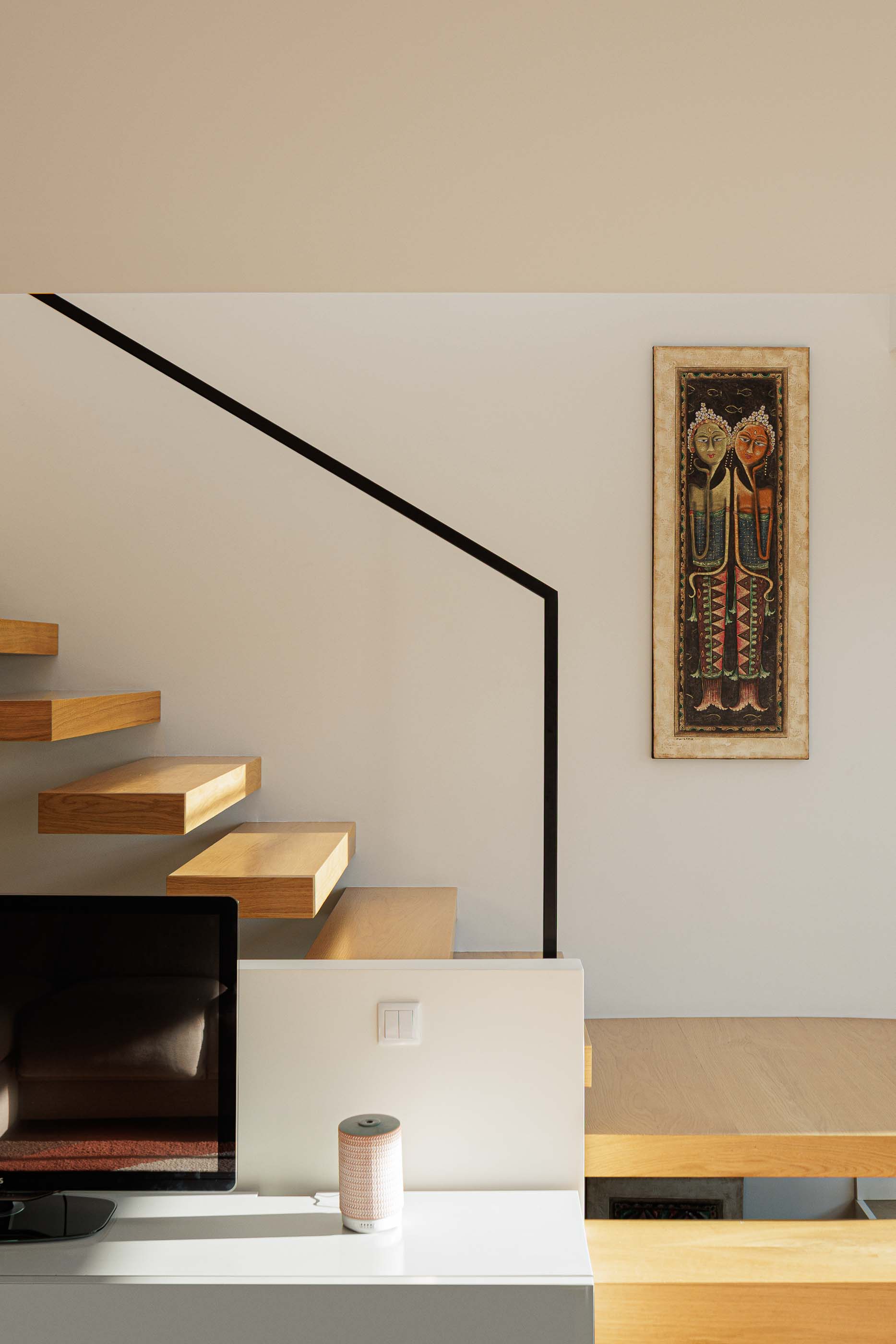 Escadas: Detalhe das escadas flutuantes em madeira com corrimão preto. Design minimalista. — Casa Pi arquitetura ArquitectosRT em Porto