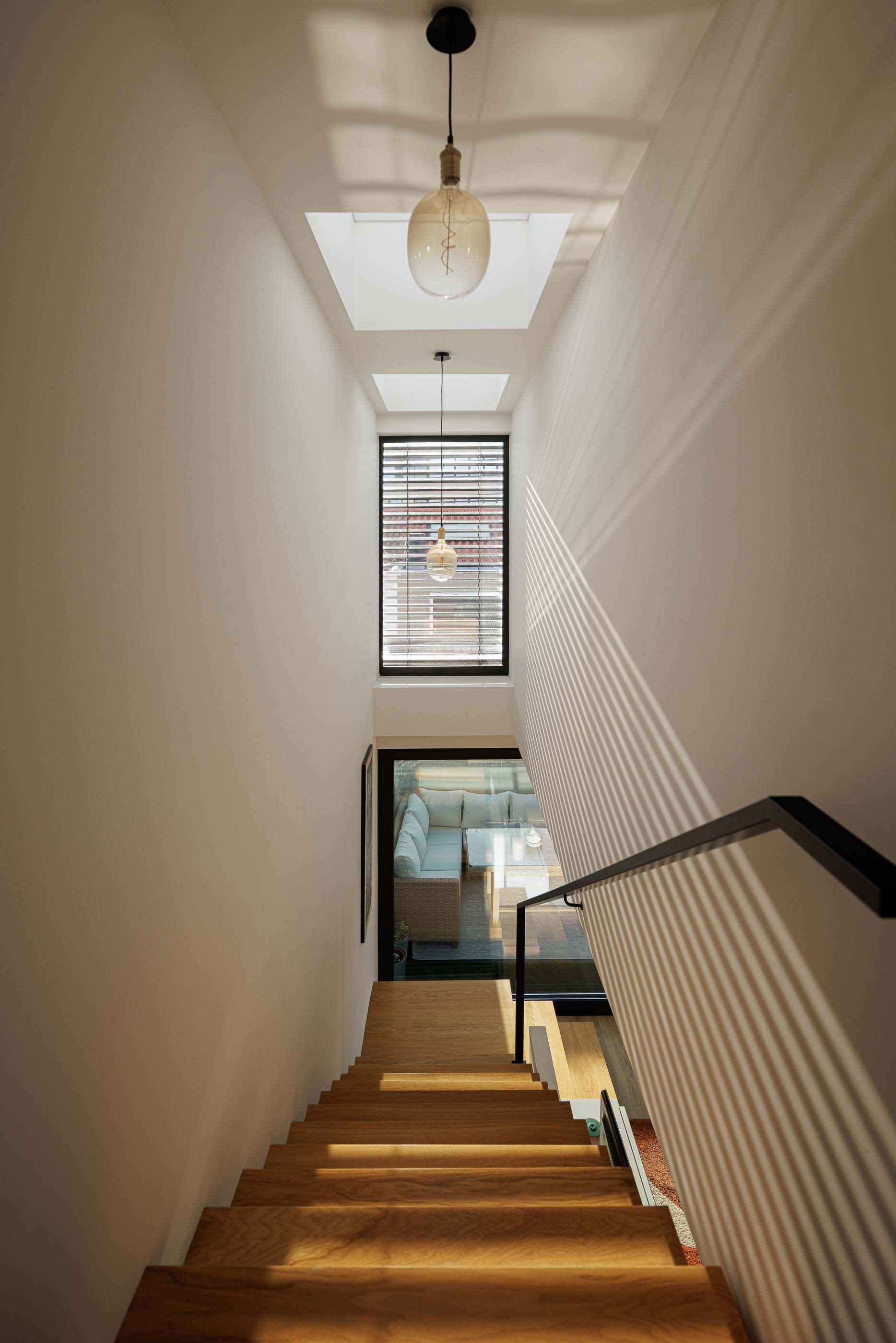 Casa de banho: Detalhe do painel perfurado da casa de banho, com vista para o exterior. — Casa Pi arquitetura ArquitectosRT em Porto