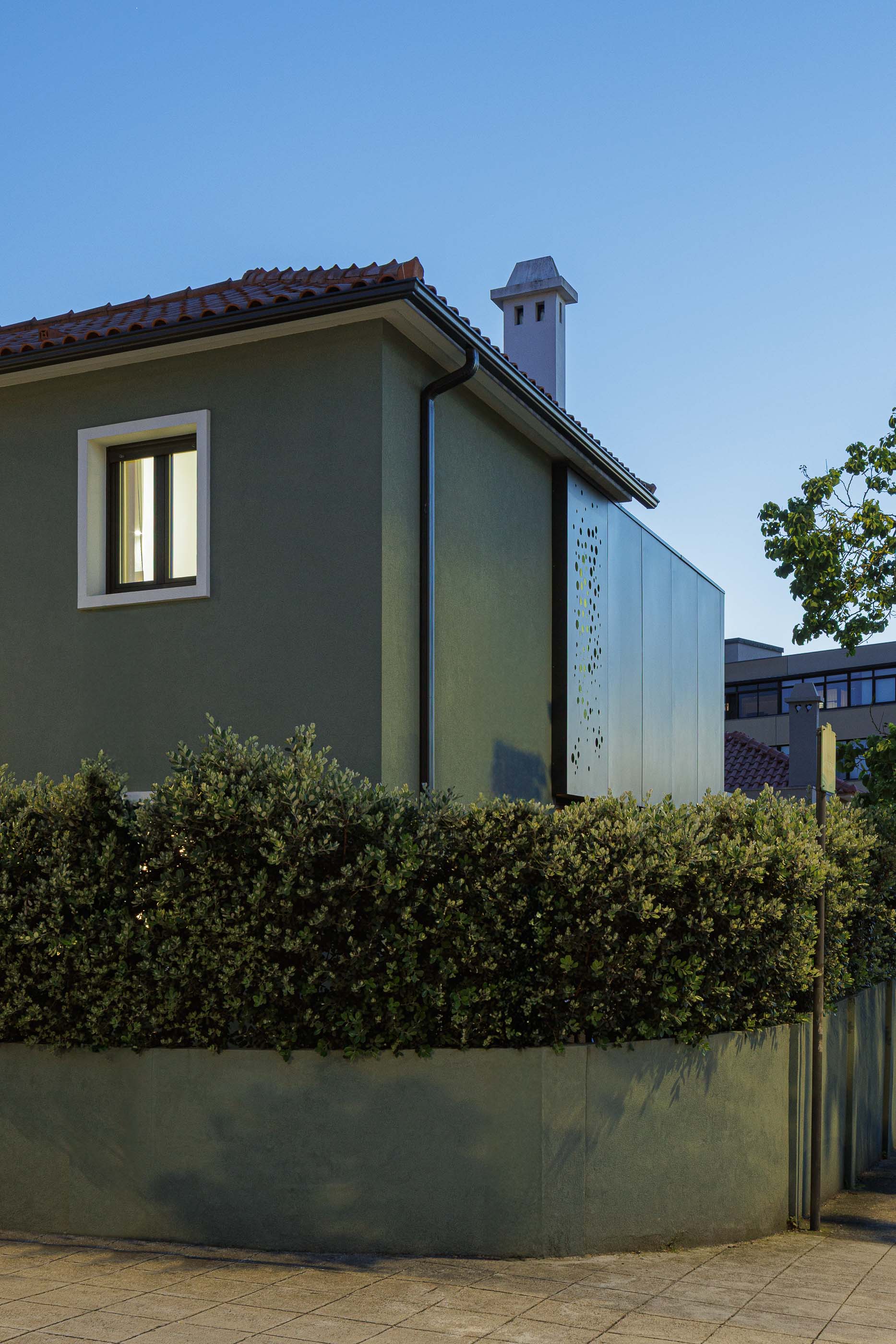 Marquise: Espaço envidraçado com mobiliário de jardim em tons claros. — Casa Pi arquitetura ArquitectosRT em Porto