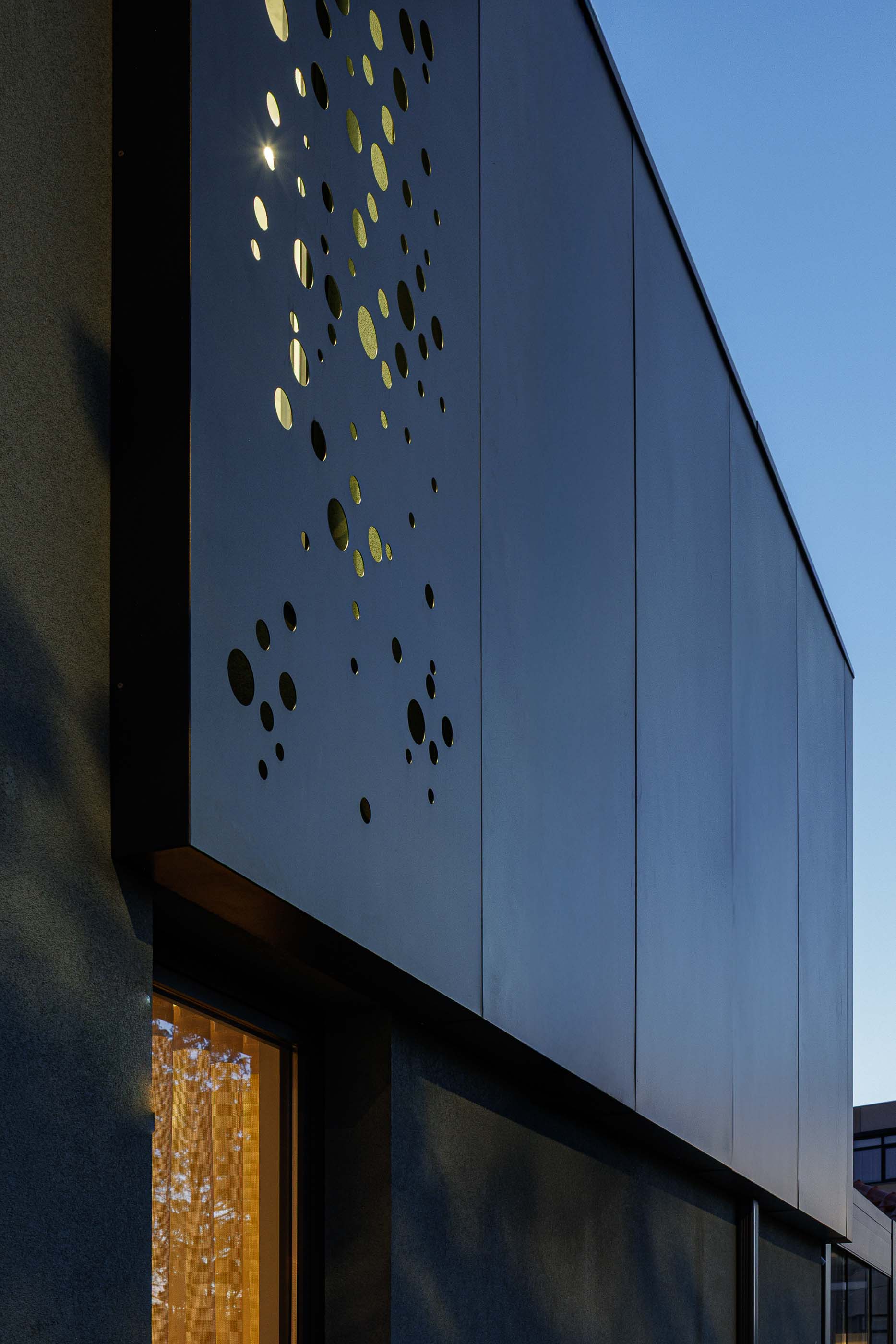 Marquise: Detalhe do mobiliário de jardim em tons claros na marquise envidraçada. — Casa Pi arquitetura ArquitectosRT em Porto
