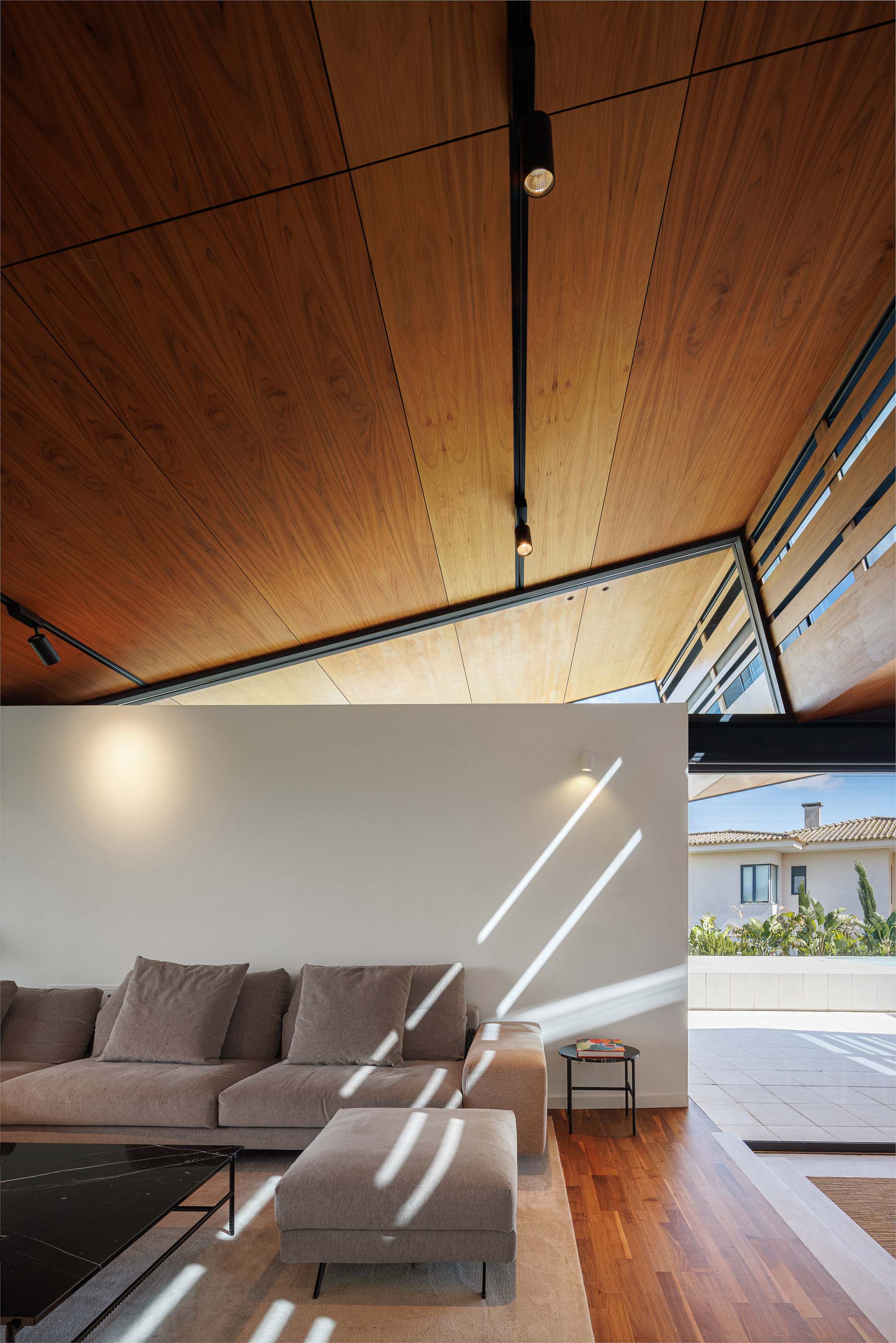 Sala de estar: Espaço amplo com sala de estar, zona de refeições, cozinha e acesso ao exterior. — Casa dos Alcoutins arquitetura Paulo Martins Arquitectura e Design em Lisboa
