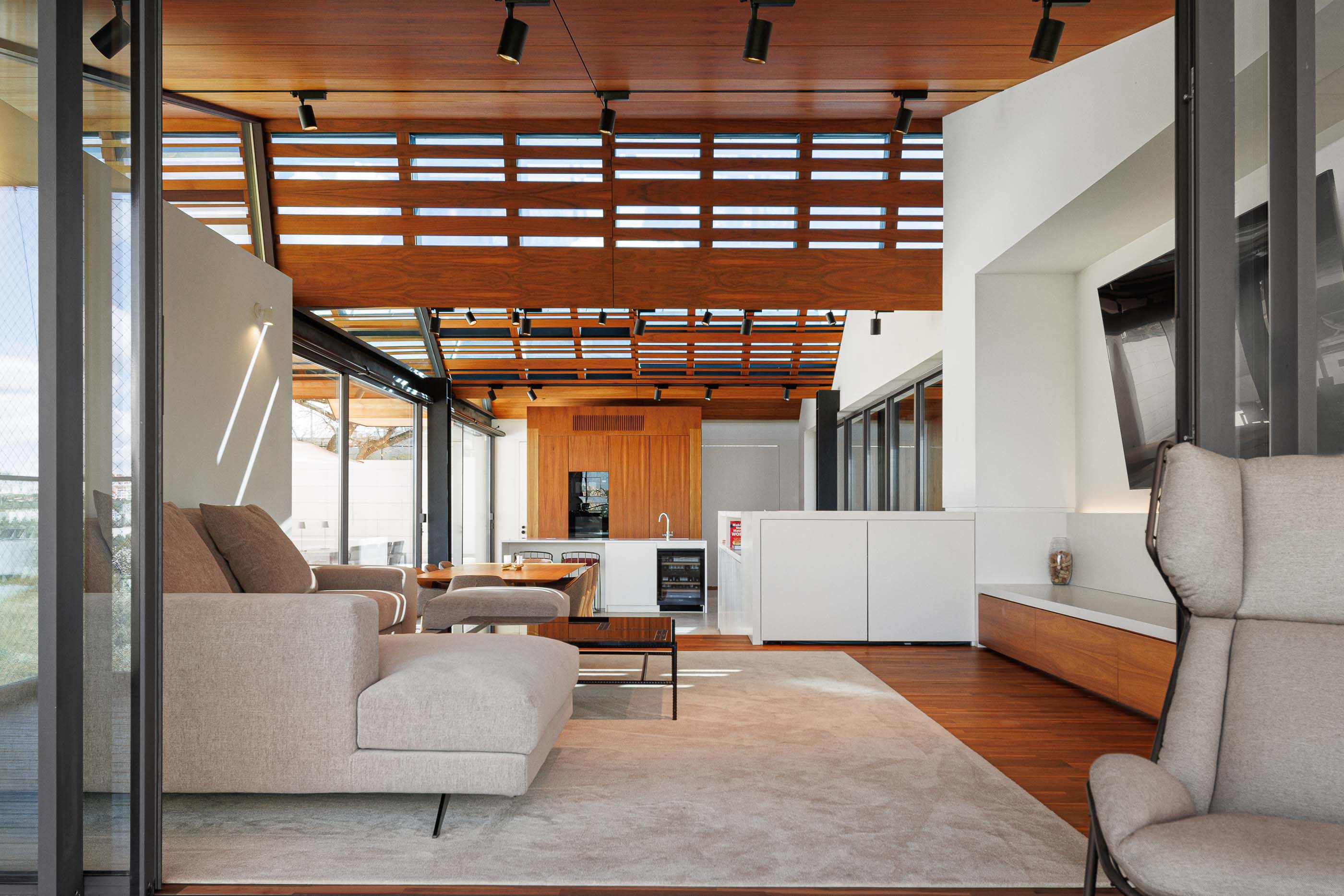 Cozinha: Espaço amplo com cozinha, zona de refeições, acesso ao terraço e teto em madeira. — Casa dos Alcoutins arquitetura Paulo Martins Arquitectura e Design em Lisboa