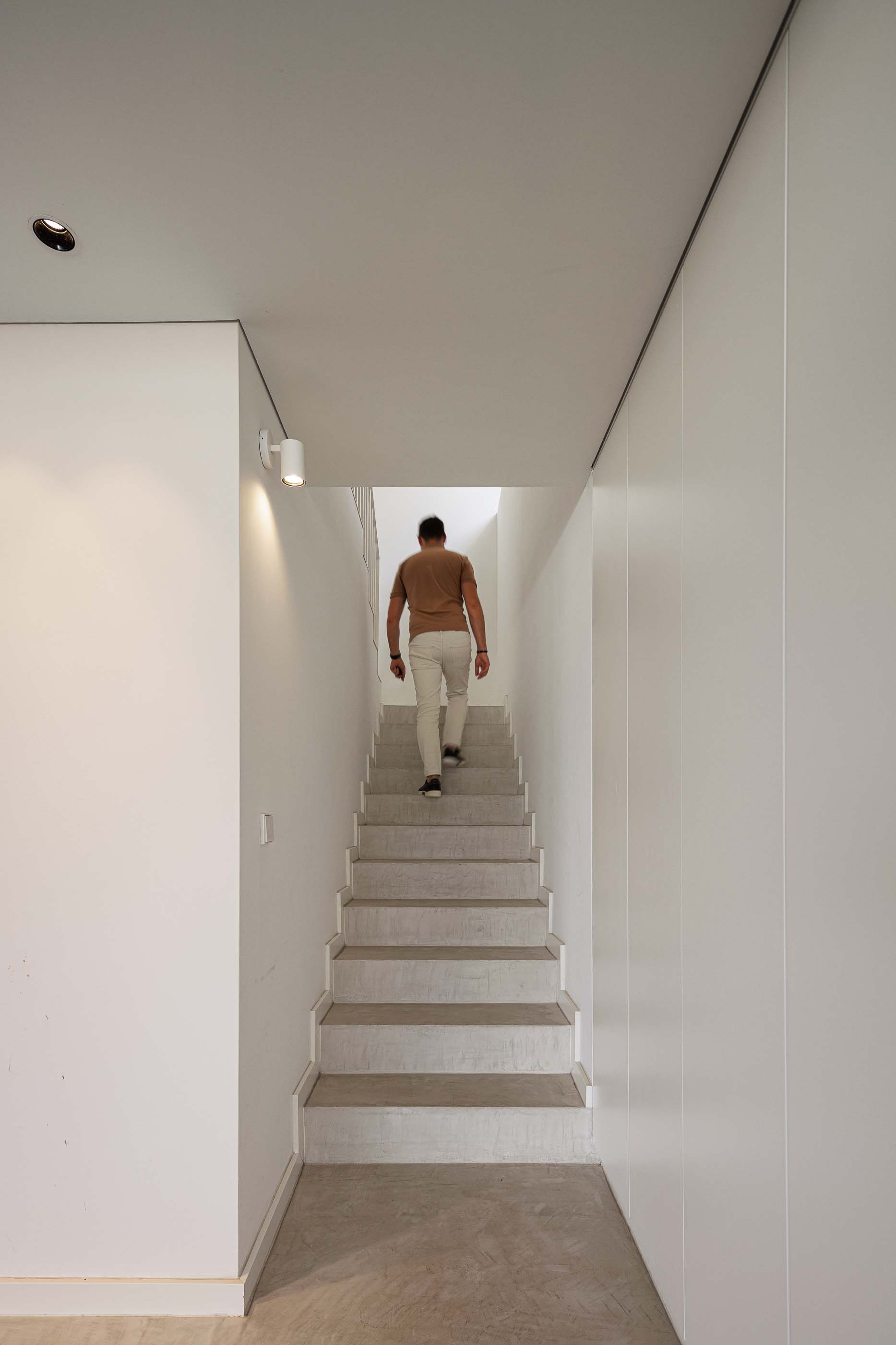 Quarto de banho: Espaço amplo com lavatório, banheira e zona de estar com poltrona. — Casa dos Alcoutins arquitetura Paulo Martins Arquitectura e Design em Lisboa