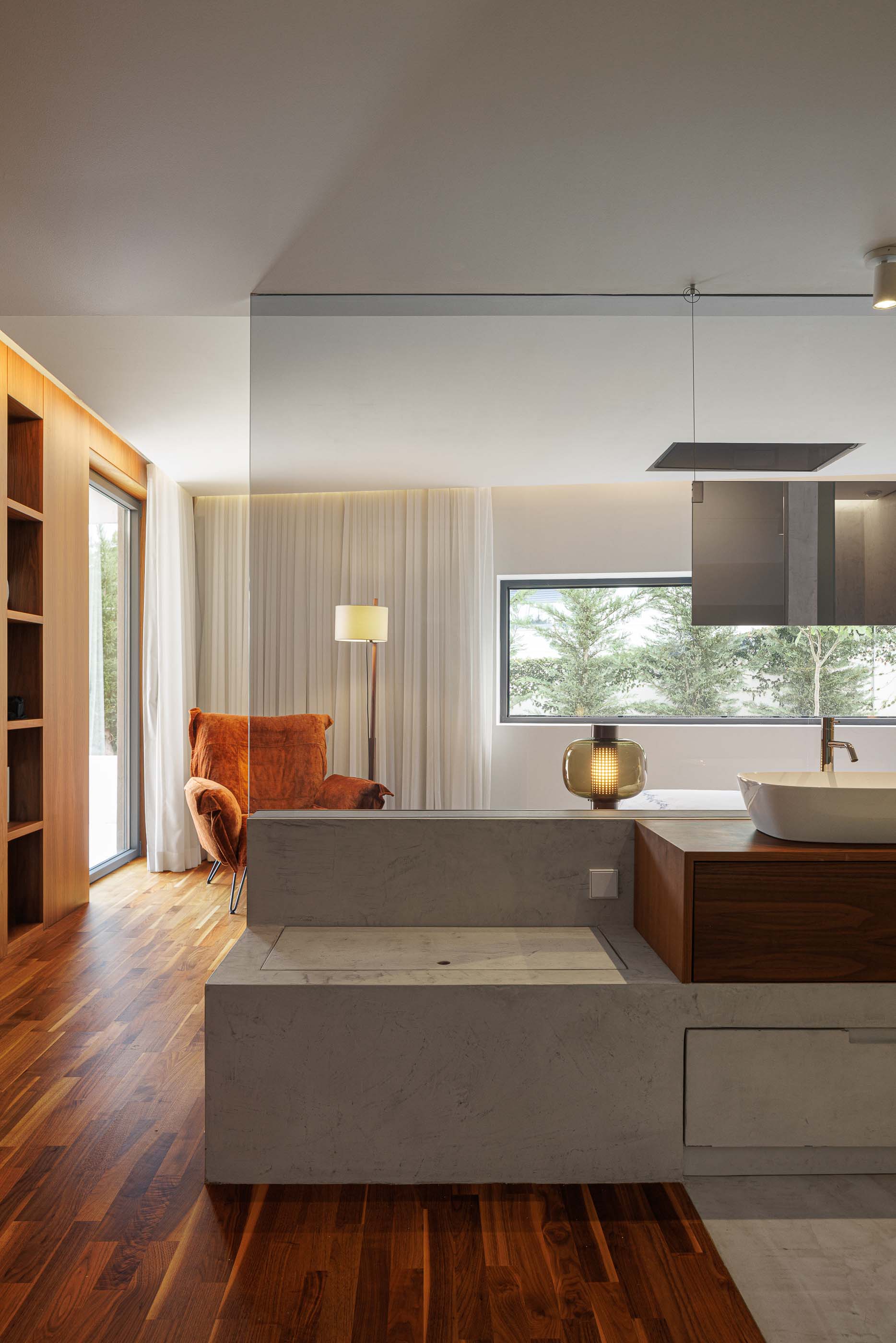 Quarto de banho: Vista do quarto de banho com lavatórios duplos, zona de duche e pavimento em madeira. — Casa dos Alcoutins arquitetura Paulo Martins Arquitectura e Design em Lisboa