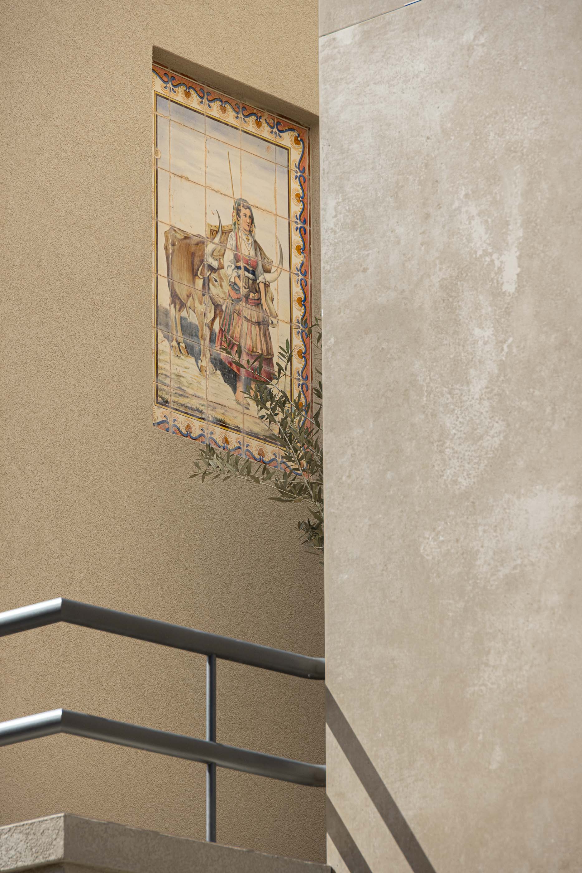 Fachada: Detalhe de azulejo tradicional português na fachada, junto a varanda com grade metálica. — Reabilitação Poveira - Edifício FS11 arquitetura Urbanpolis em Póvoa de Varzim