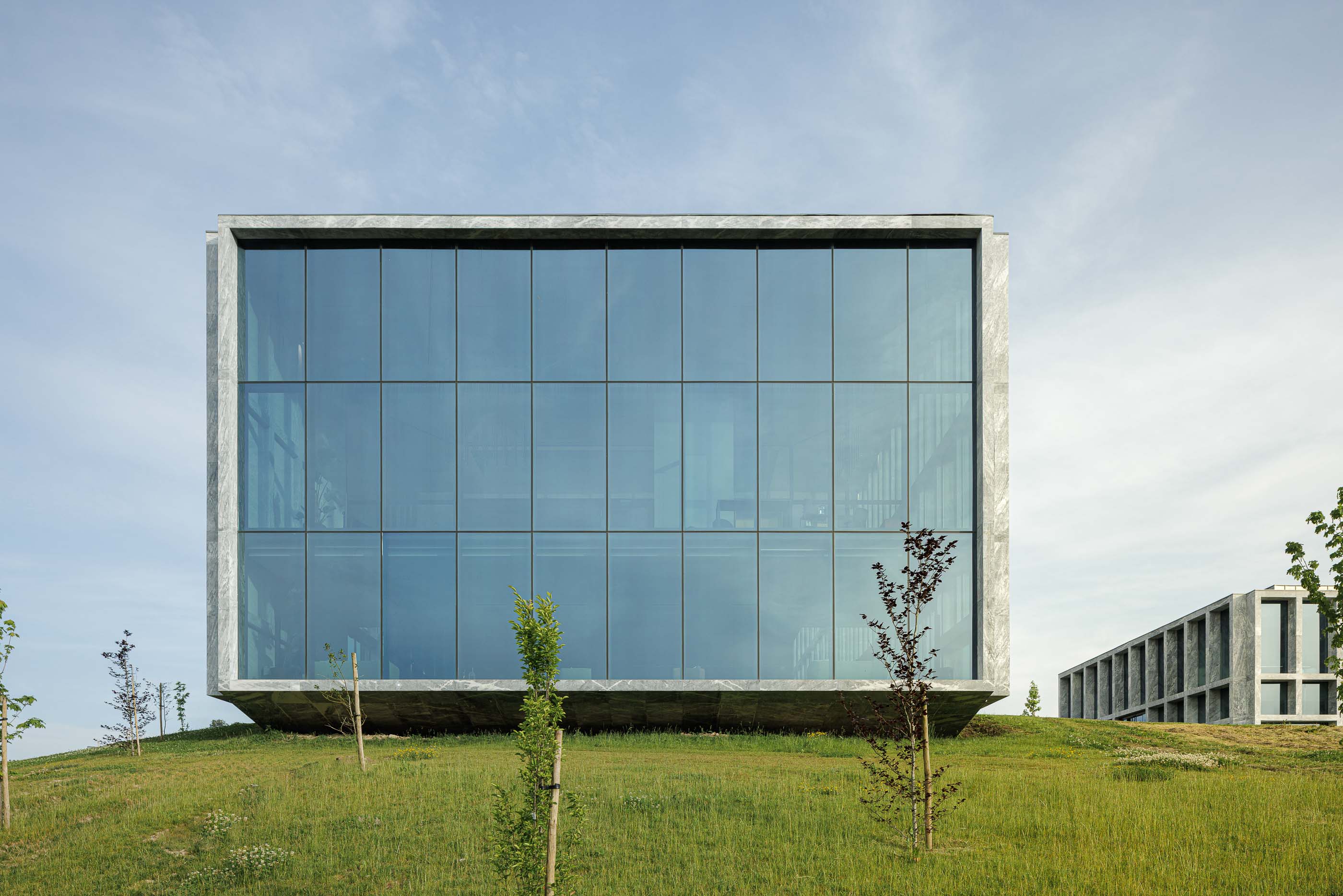 Edifício: Fachada envidraçada do edifício, com estrutura em mármore. — Metyis Digital Campus arquitetura UNUM - Oficina de Arquitetura em Gondomar