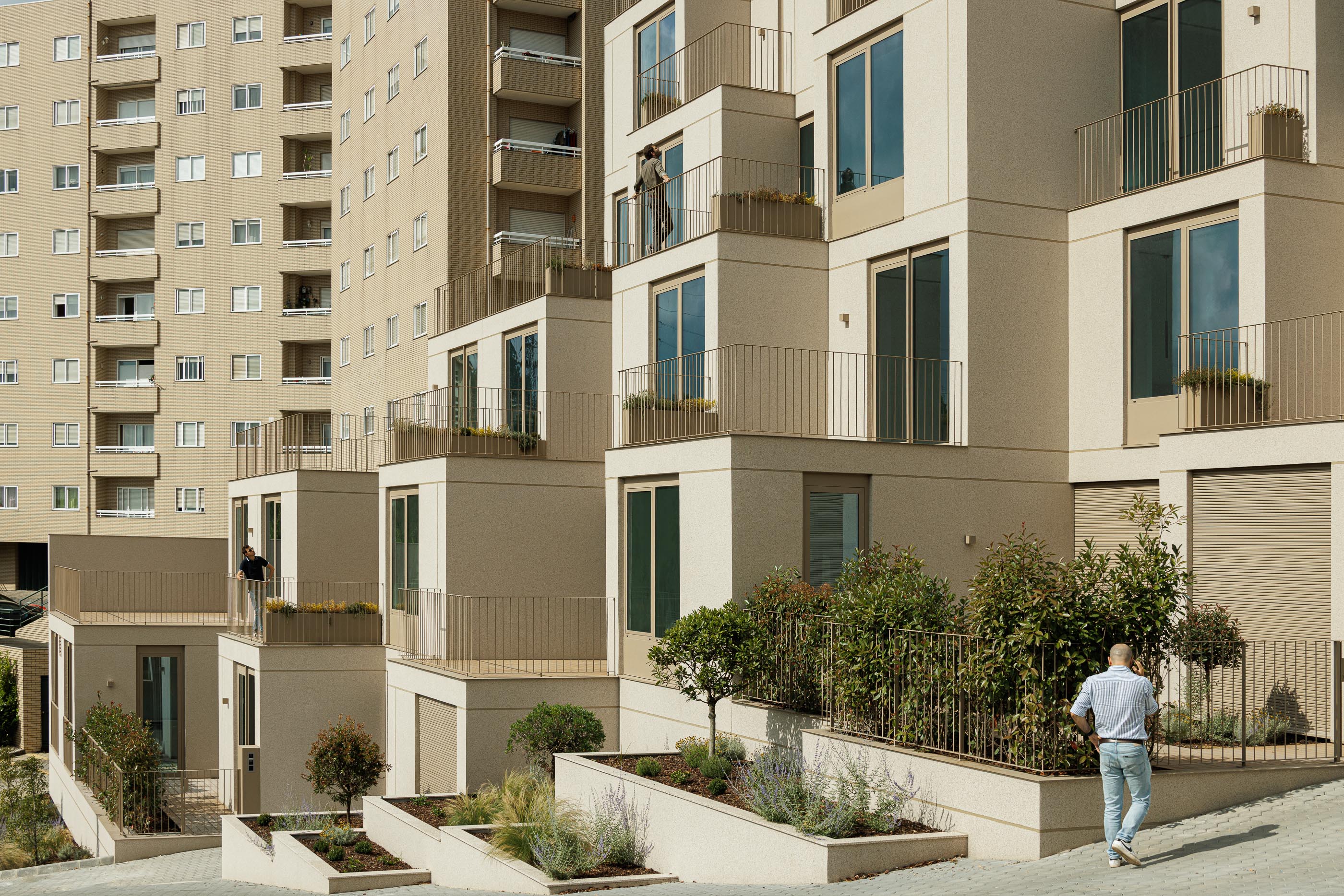 Fachada: Edifício de apartamentos com varandas escalonadas e jardins frontais. — Macau Valley arquitetura hori-zonte em Vila Nova de Gaia