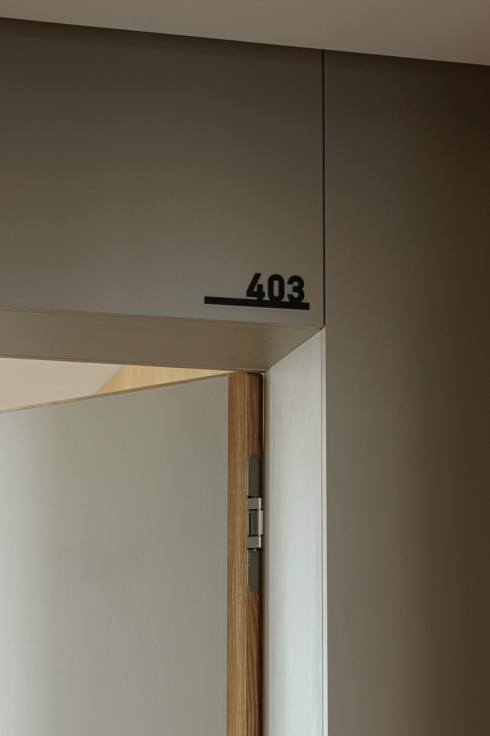 Entrada: Detalhe da porta de um apartamento com o número 403. — Macau Valley arquitetura hori-zonte em Vila Nova de Gaia