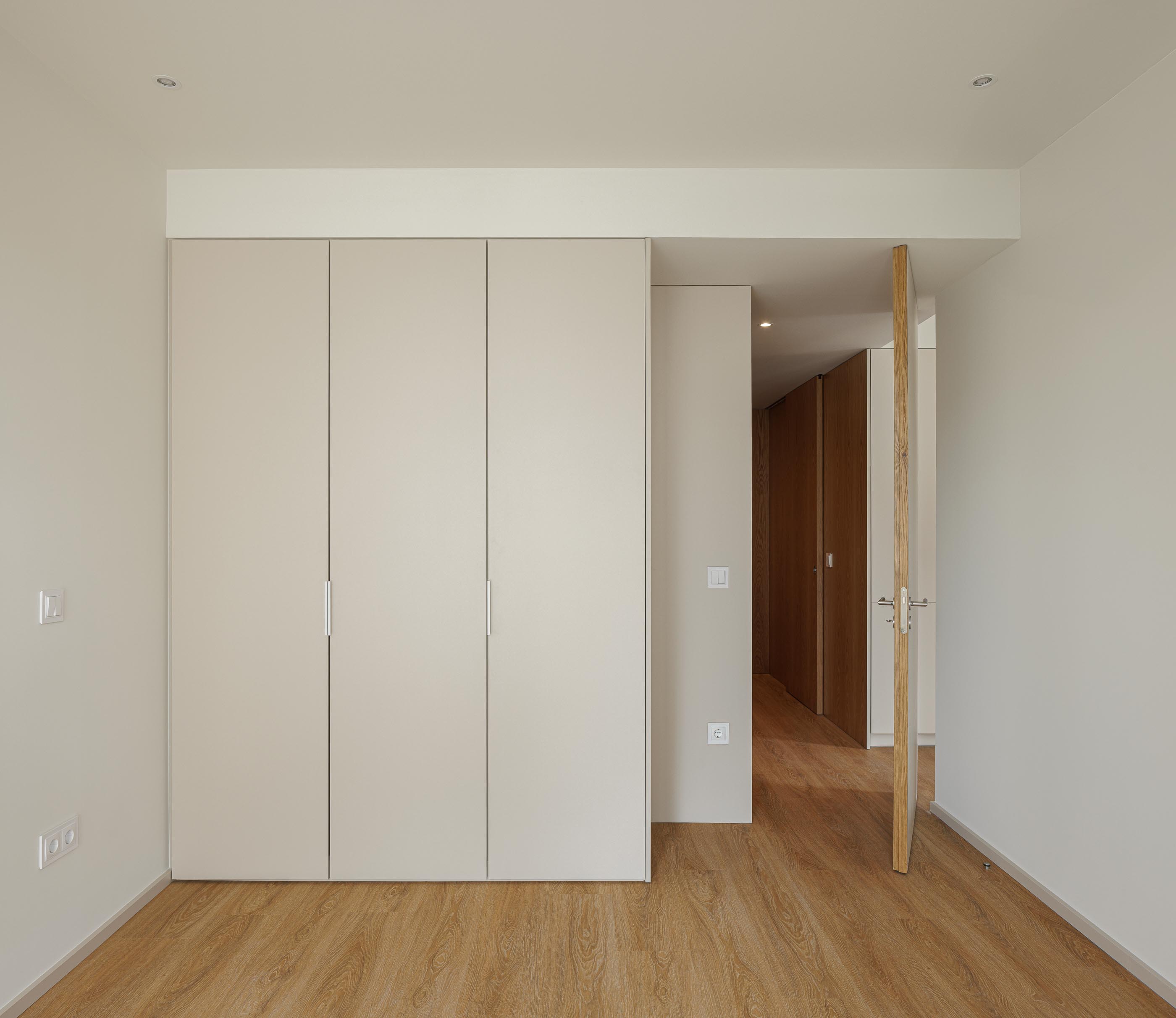 Quarto: Quarto com roupeiro embutido e pavimento em madeira. — Macau Valley arquitetura hori-zonte em Vila Nova de Gaia