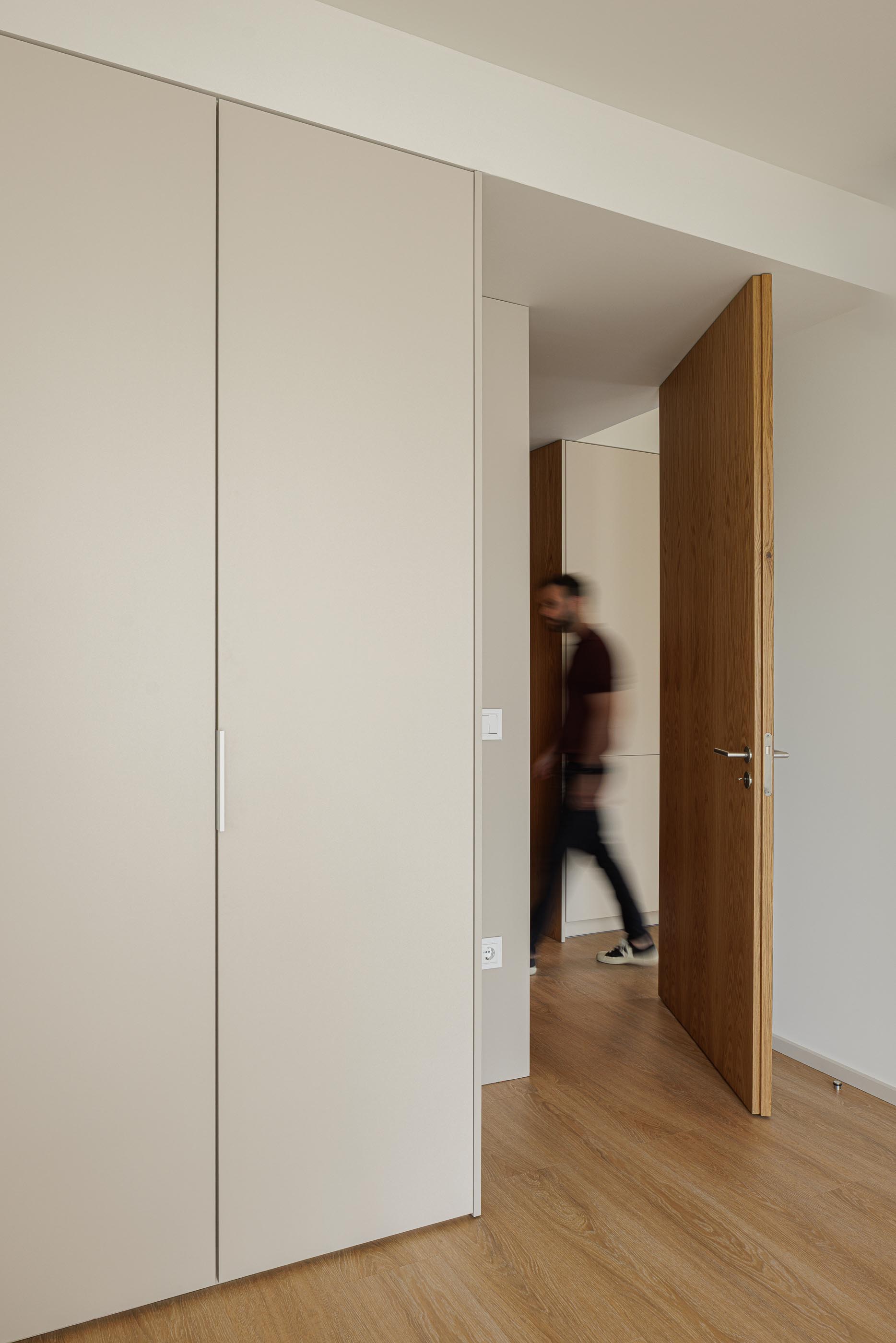 Quarto: Quarto com roupeiro embutido e pavimento em madeira. — Macau Valley arquitetura hori-zonte em Vila Nova de Gaia
