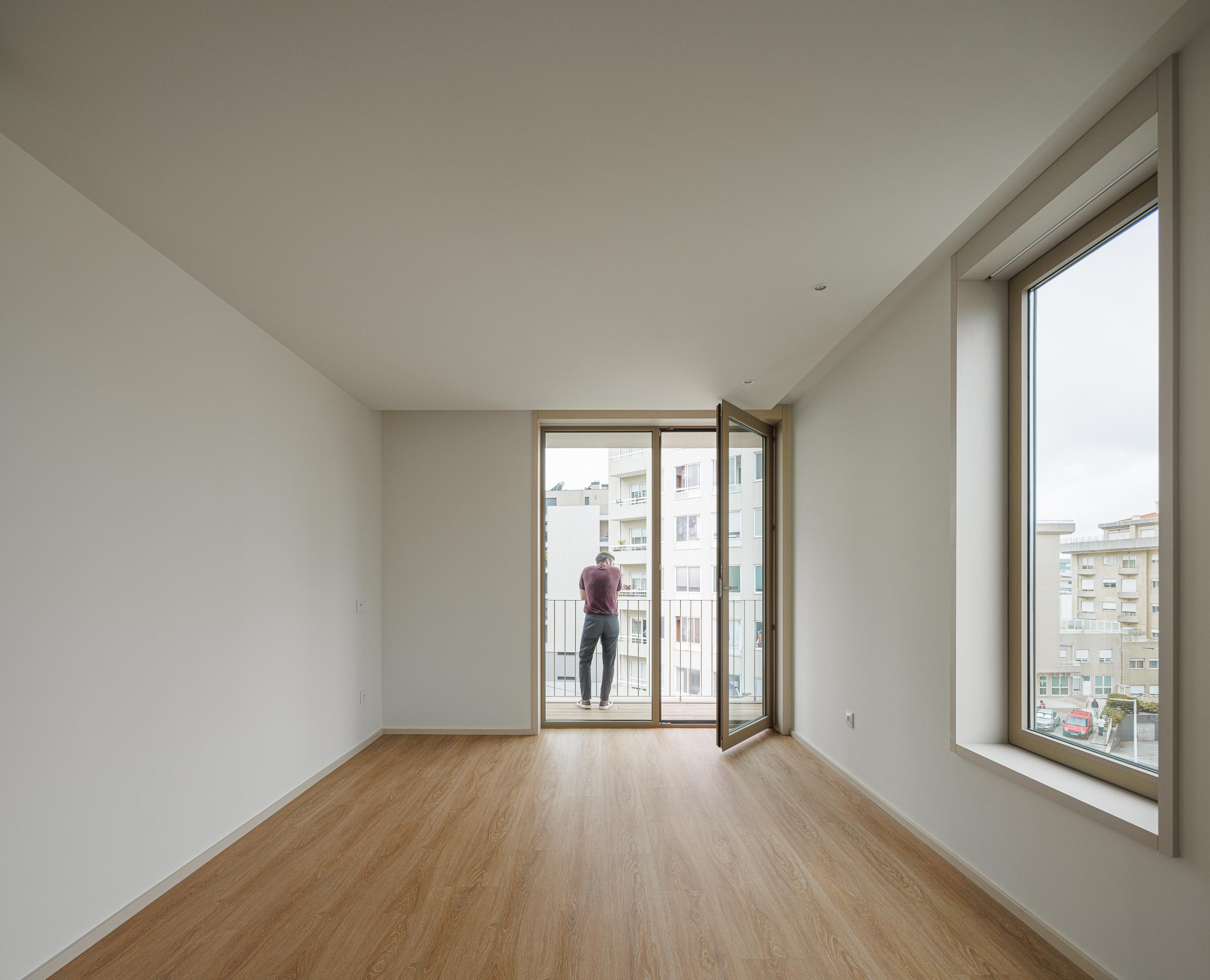 Quarto: Quarto amplo com pavimento em madeira e acesso à varanda. — Macau Valley arquitetura hori-zonte em Vila Nova de Gaia