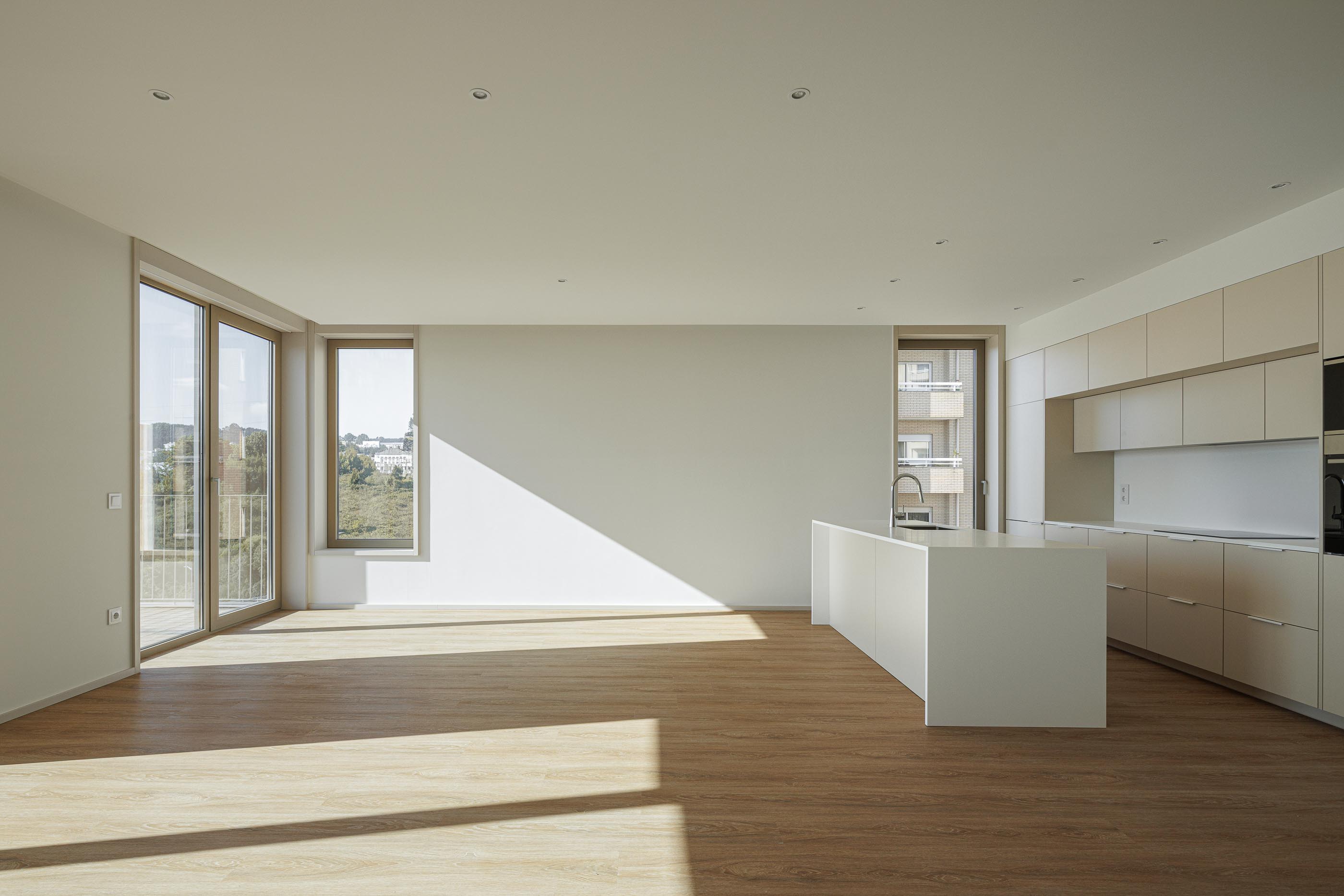 Sala de estar: Sala de estar e cozinha em open space com pavimento em madeira. — Macau Valley arquitetura hori-zonte em Vila Nova de Gaia