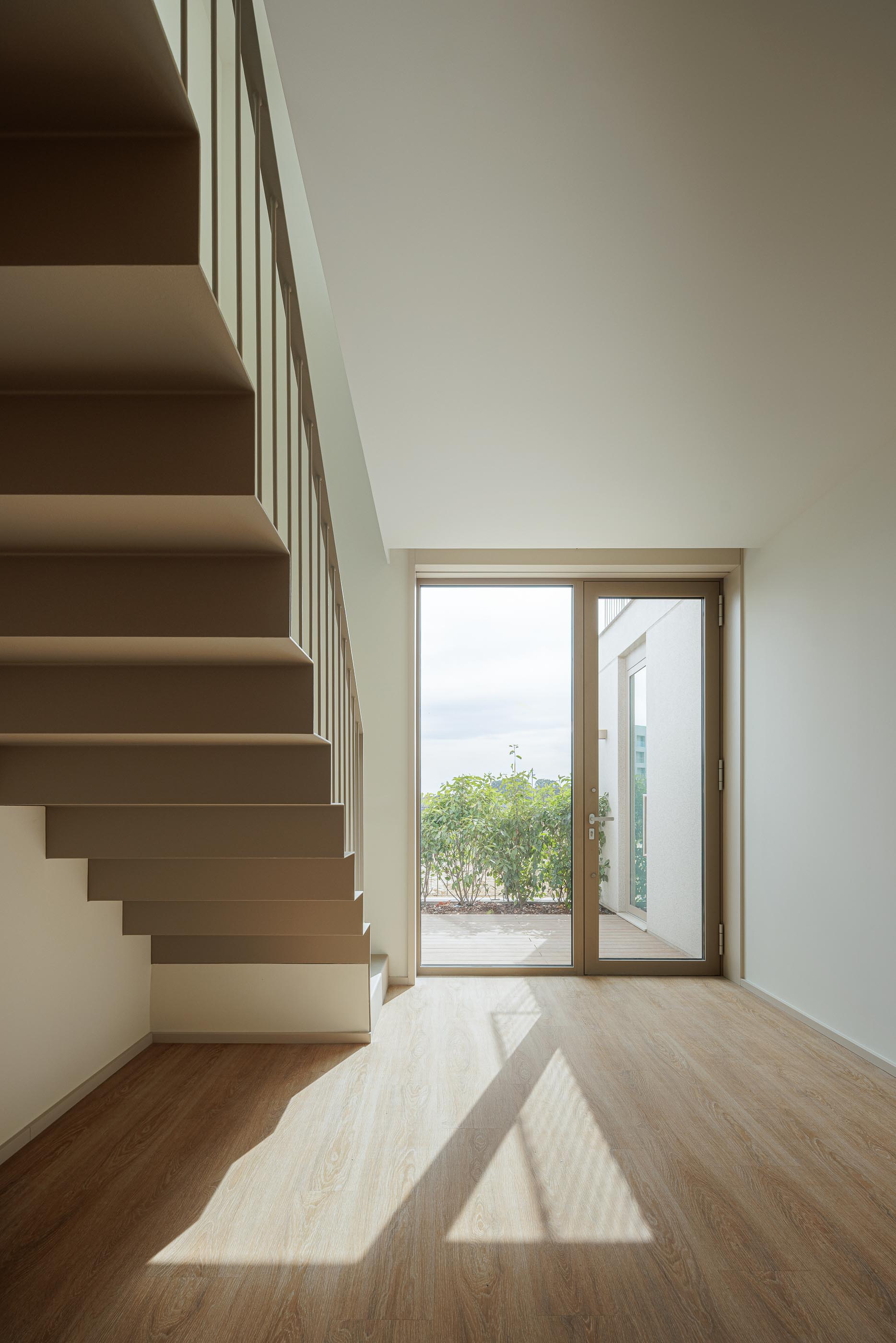 Escadas: Escadas com revestimento bege e acesso ao exterior. — Macau Valley arquitetura hori-zonte em Vila Nova de Gaia