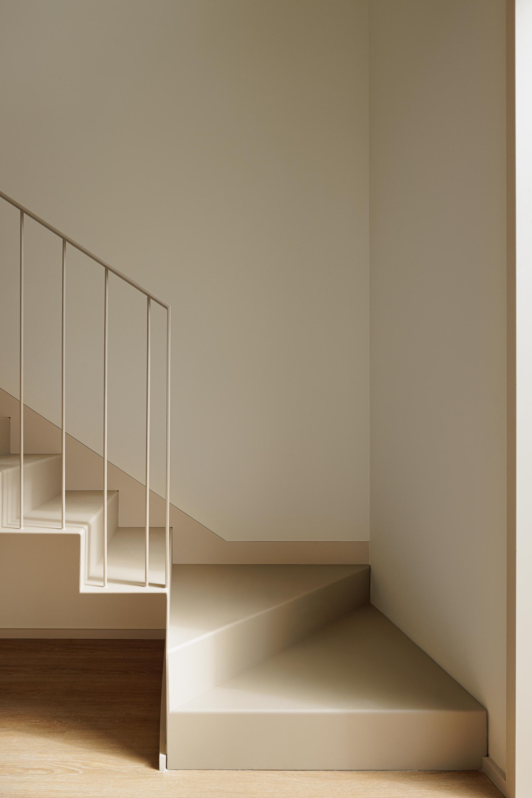 Escadas: Detalhe das escadas com revestimento bege e gradeamento metálico. — Macau Valley arquitetura hori-zonte em Vila Nova de Gaia