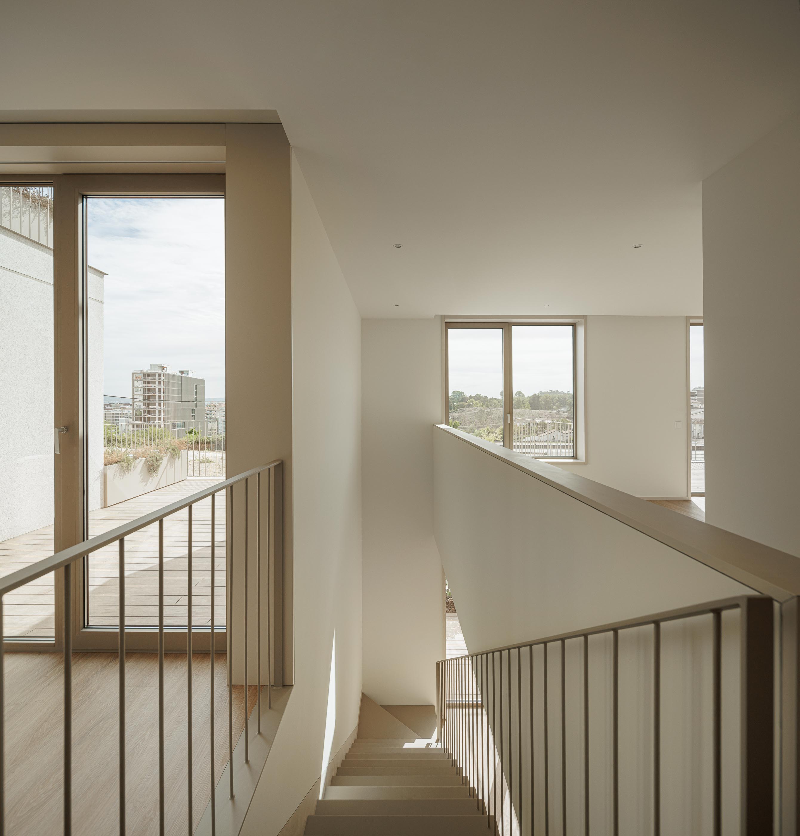 Escadas: Escadas com gradeamento metálico, pavimento em madeira e acesso à varanda. — Macau Valley arquitetura hori-zonte em Vila Nova de Gaia