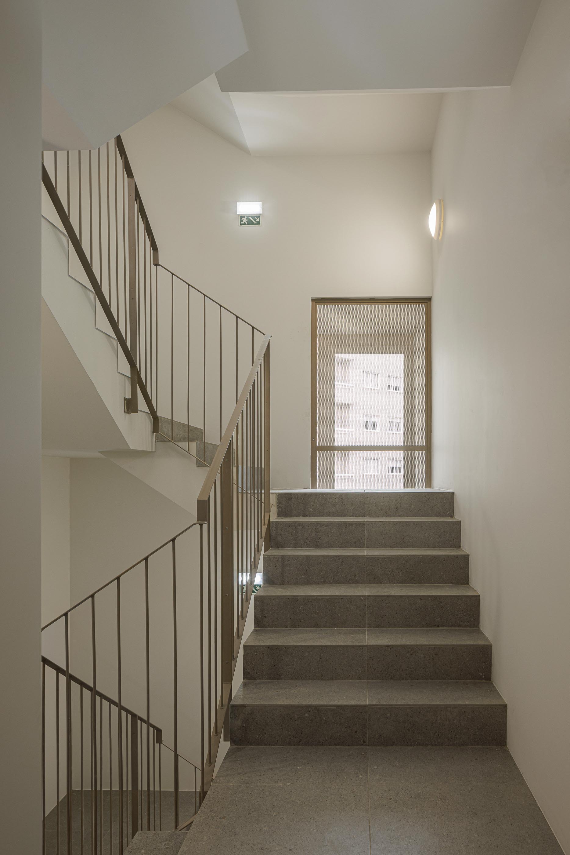 Escadas: Escadas com pavimento cerâmico e grelha metálica na caixa de escadas. — Macau Valley arquitetura hori-zonte em Vila Nova de Gaia