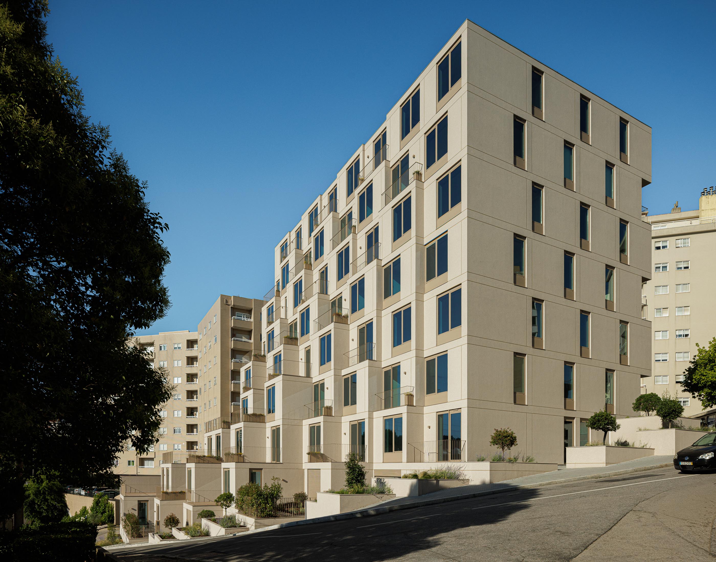 Fachada: Edifício de apartamentos com varandas escalonadas e edifícios vizinhos. — Macau Valley arquitetura hori-zonte em Vila Nova de Gaia