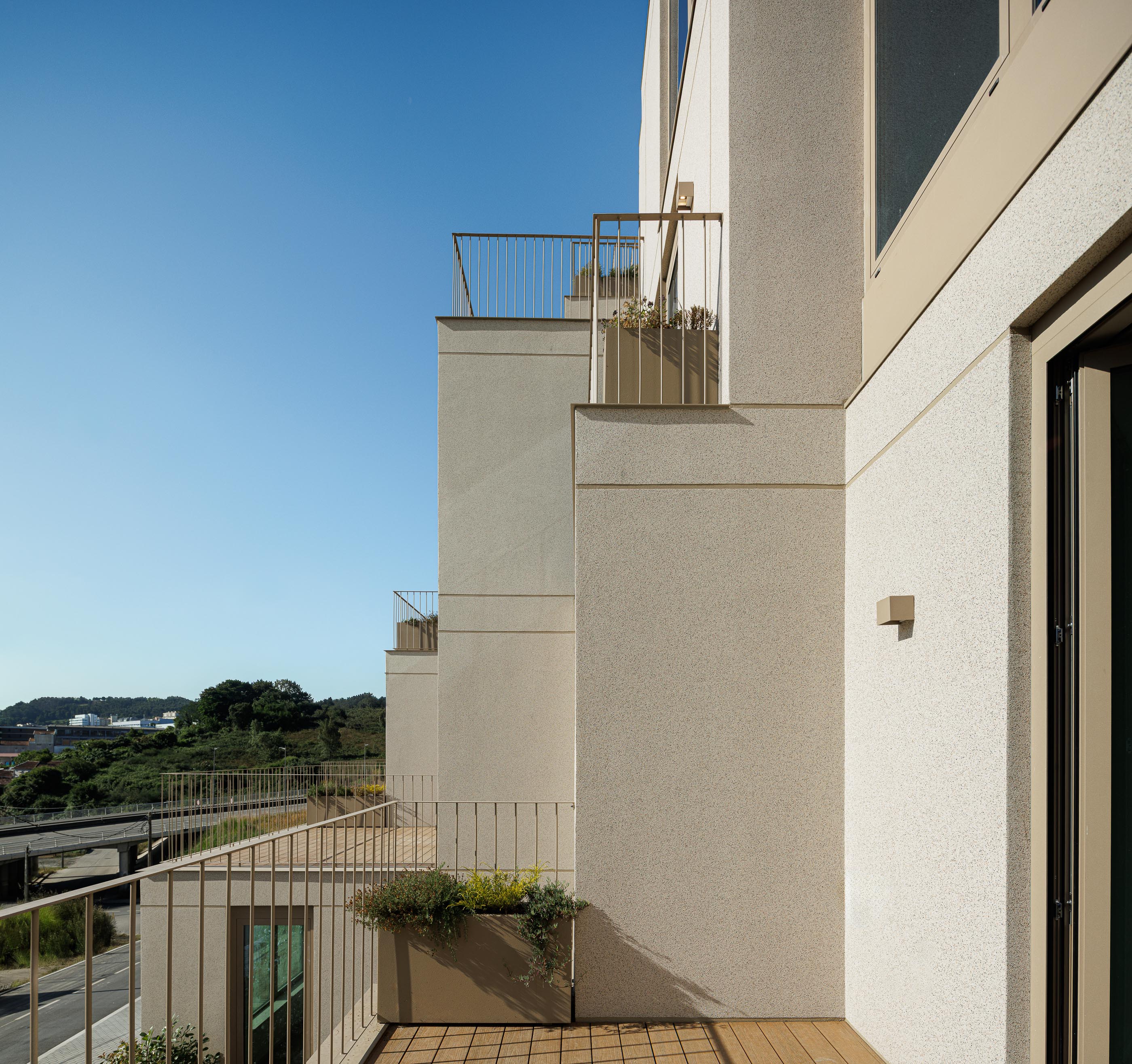 Varanda: Detalhe da varanda com gradeamento metálico e floreira embutida. — Macau Valley arquitetura hori-zonte em Vila Nova de Gaia