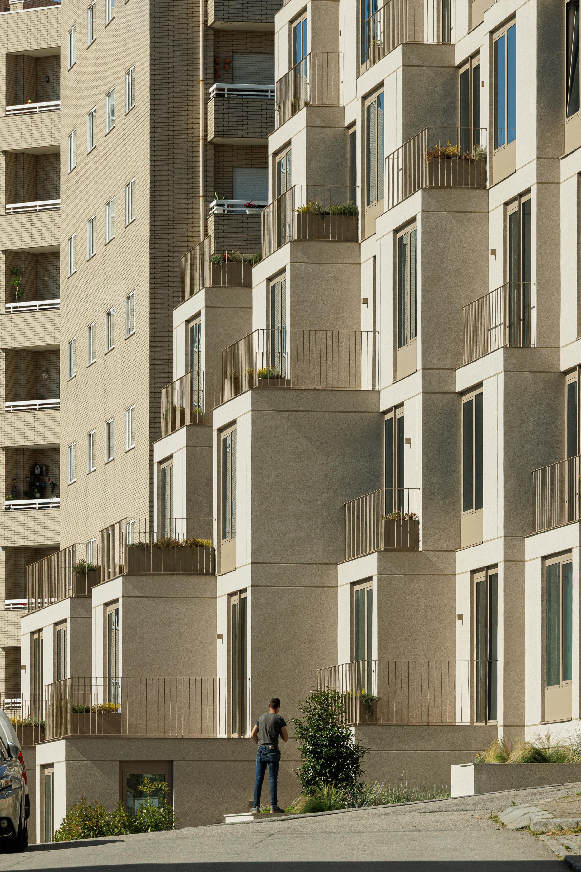Fachada: Edifício de apartamentos com varandas escalonadas e edifícios vizinhos. — Macau Valley arquitetura hori-zonte em Vila Nova de Gaia