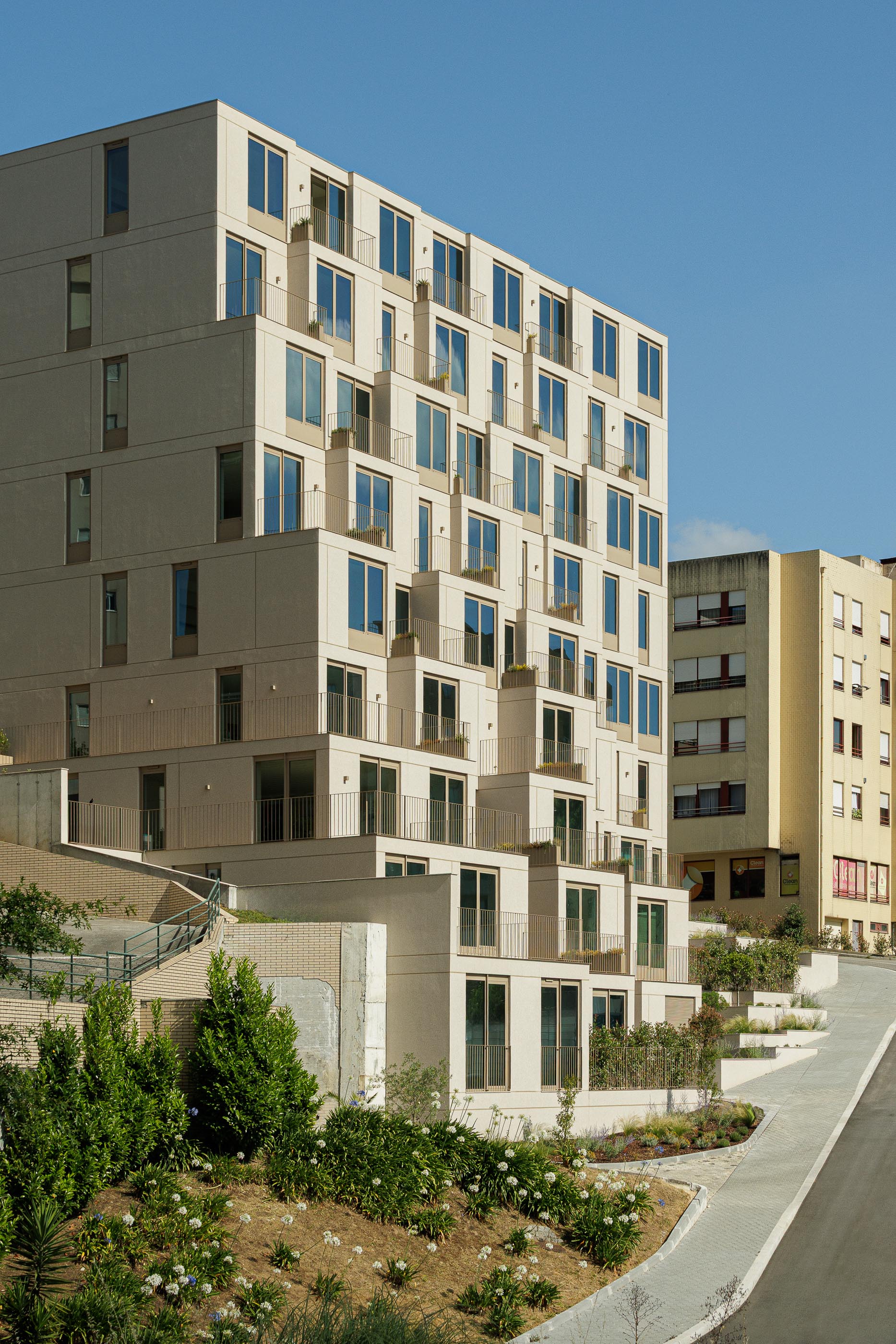 Fachada: Detalhe das varandas escalonadas com gradeamento metálico. — Macau Valley arquitetura hori-zonte em Vila Nova de Gaia