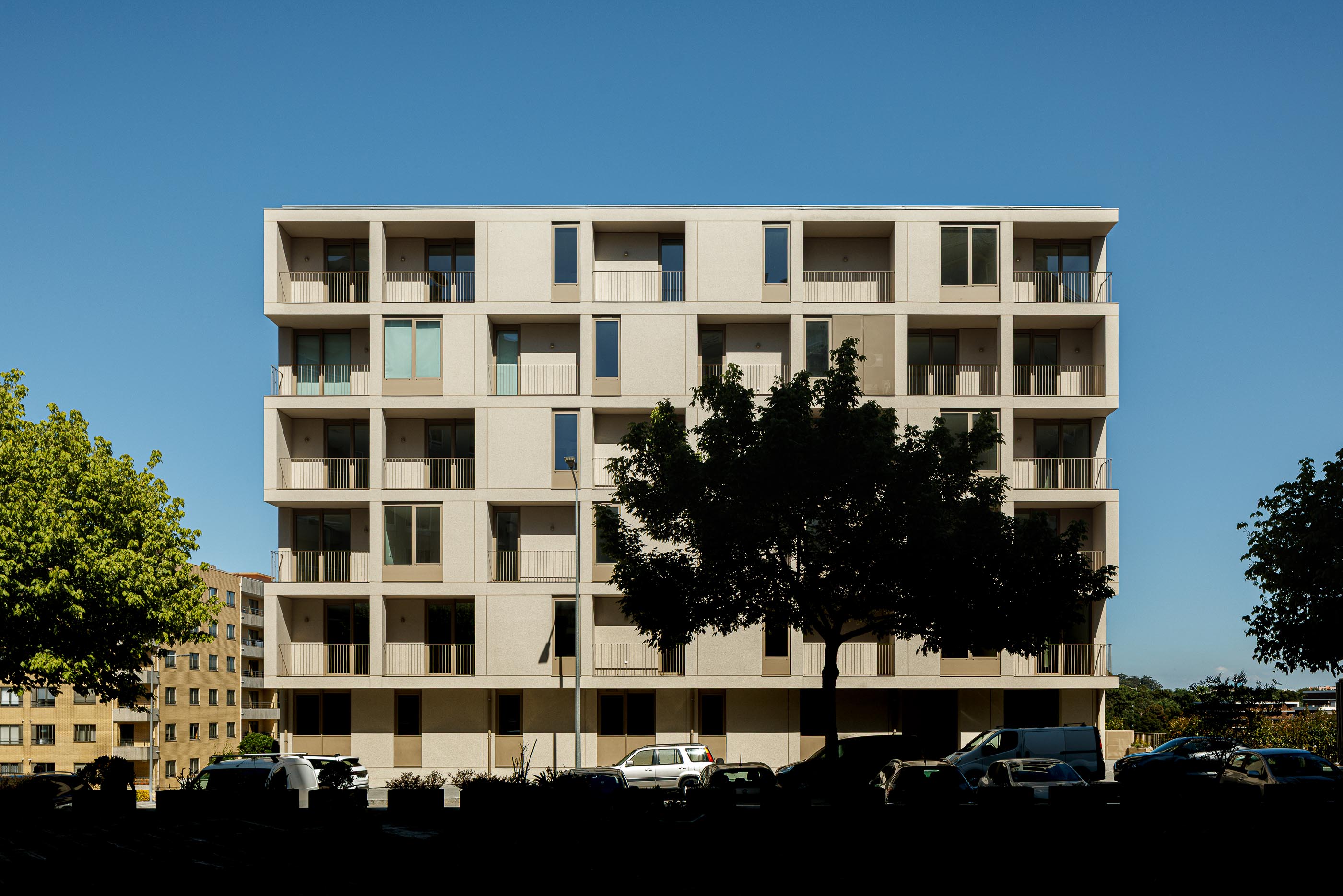 Varanda: Varanda com pavimento em madeira e vista para a cidade. — Macau Valley arquitetura hori-zonte em Vila Nova de Gaia