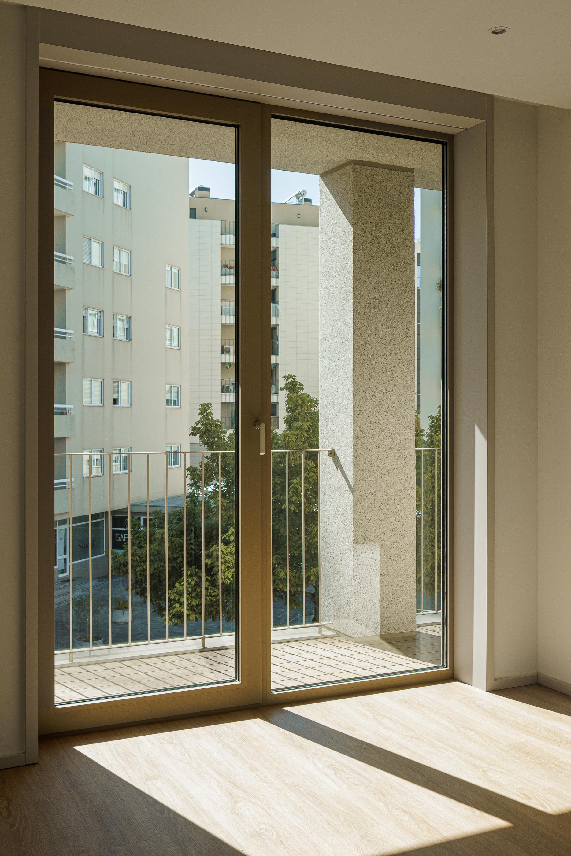 Fachada: Detalhe da fachada texturada e caixilharia castanha. — Macau Valley arquitetura hori-zonte em Vila Nova de Gaia