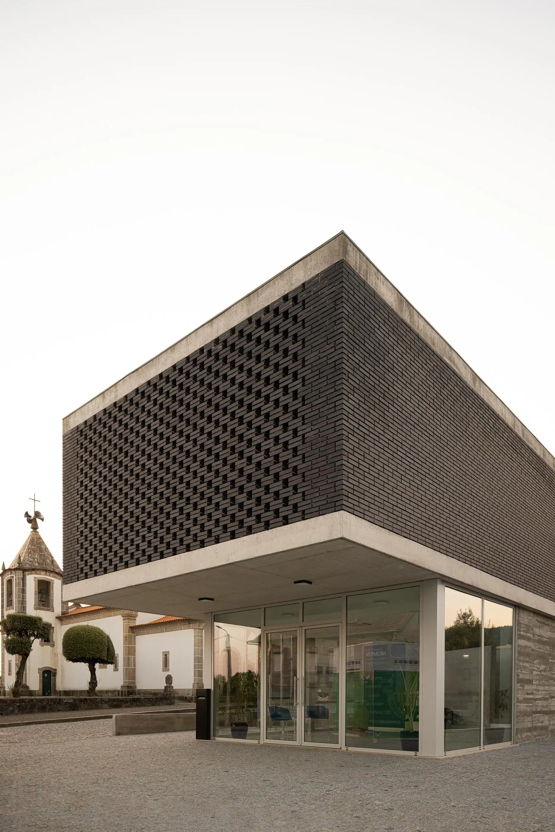 Junta de Freguesia de Vermoim arquitetura Rui Mendes Ribeiro e fotografia Ivo Tavares