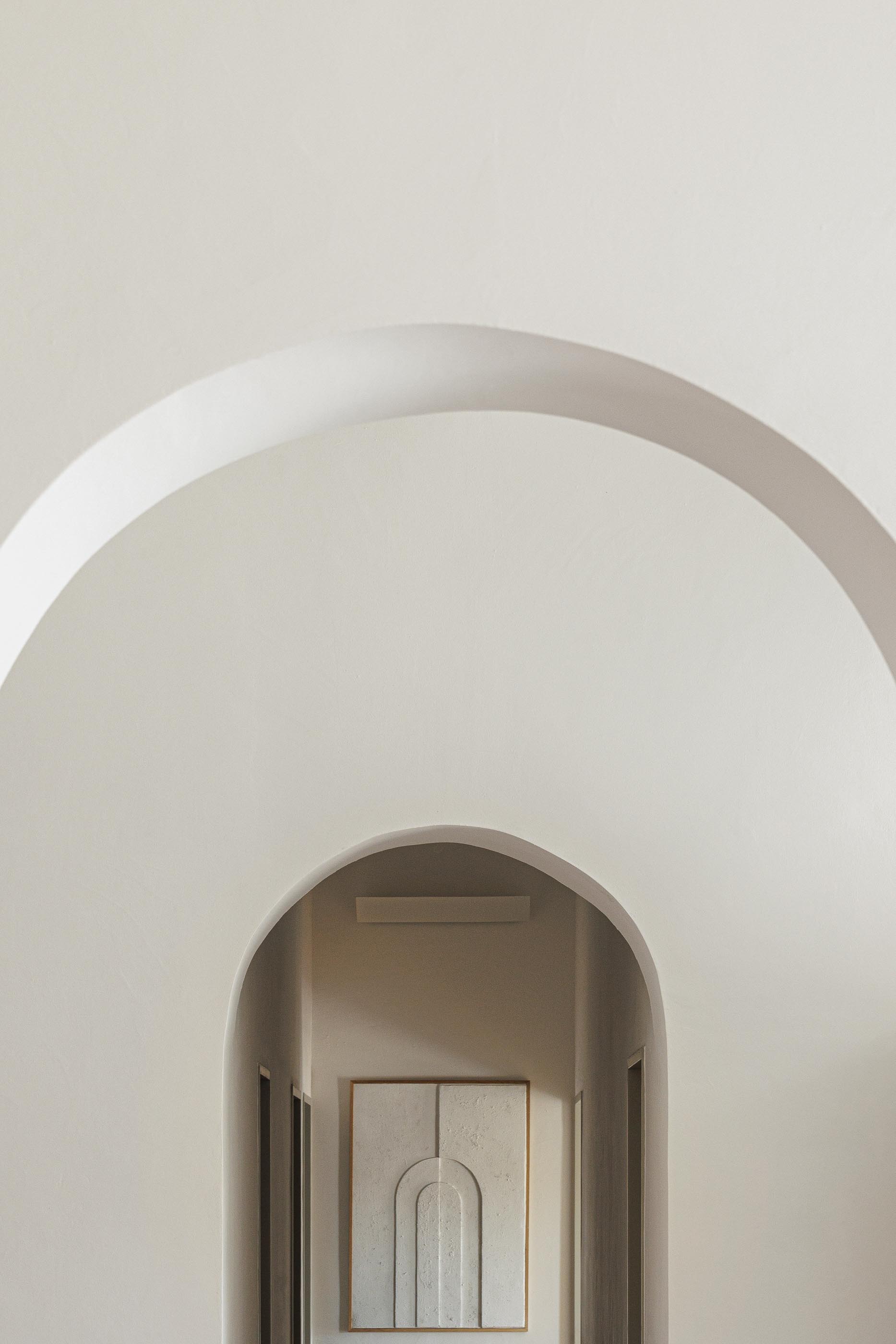 Hall: Vista em perspectiva com arcos e teto branco. — Monte do Divor arquitetura Vasco Burnay Arquitectura em Estremoz