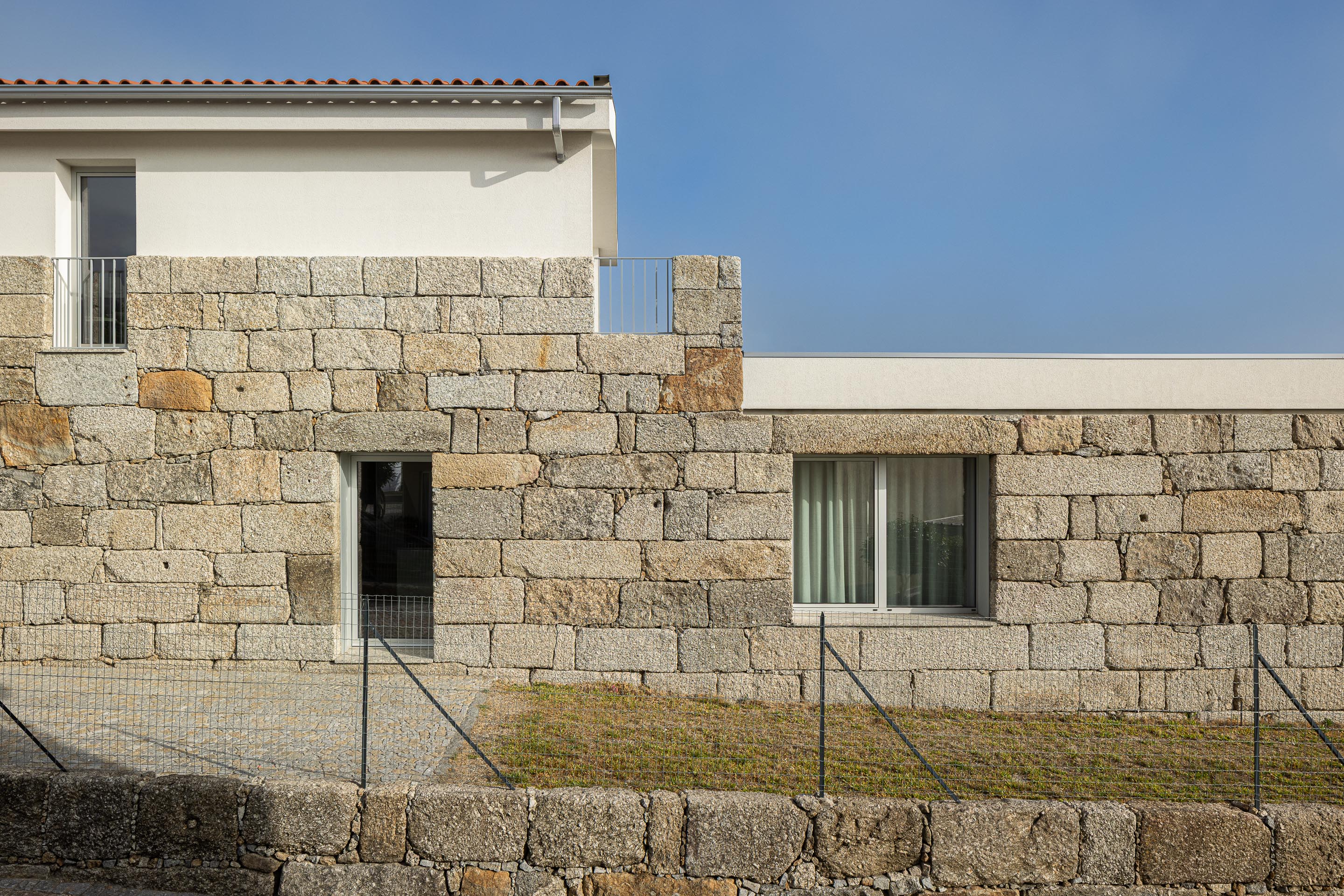 Fachada: Combinação de granito rústico e reboco branco, com janelas de caixilharia moderna. — Casa em Mesão Frio arquitetura felixARQS – Daniel Félix Arquitectos em Guimarães