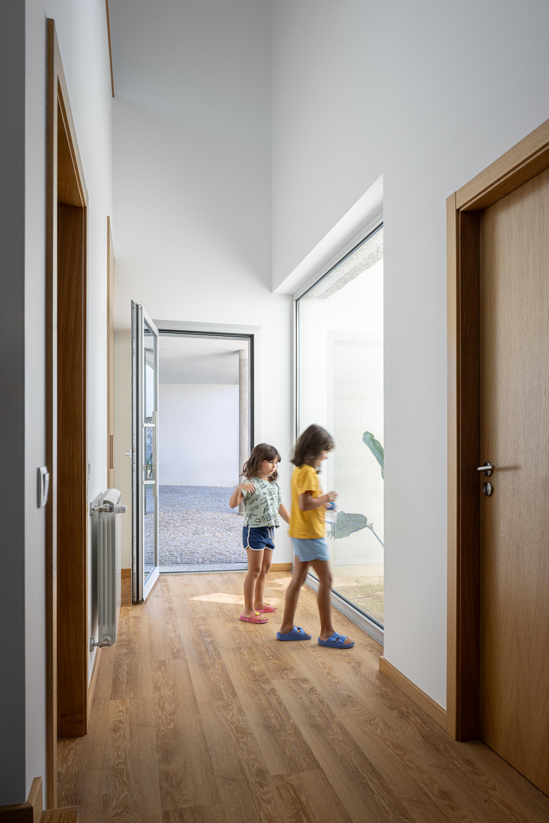 Casa de banho: Casa de banho com lavatório branco, espelho dourado e revestimento rosa. — Casa em Mesão Frio arquitetura felixARQS – Daniel Félix Arquitectos em Guimarães
